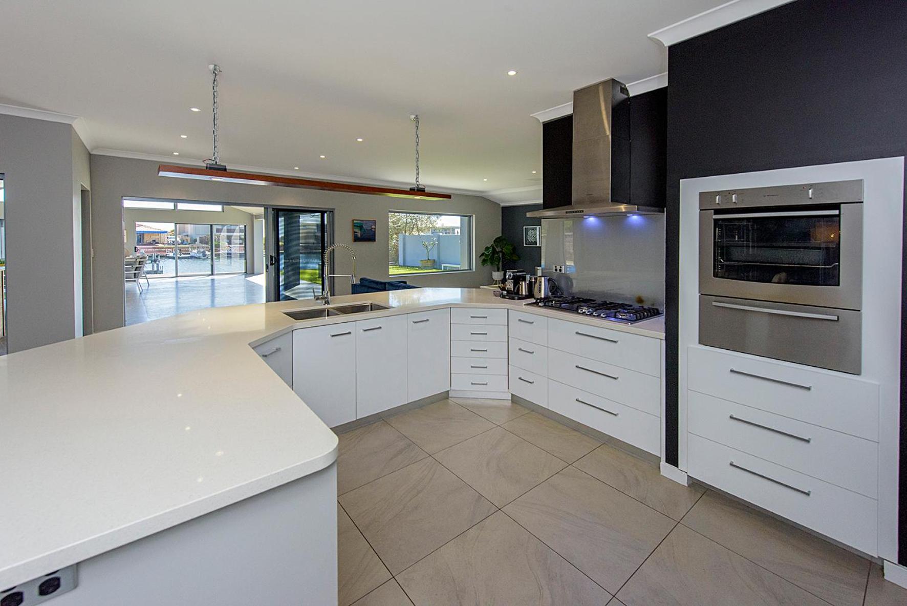 Aqua Tides- Family Home with Pool