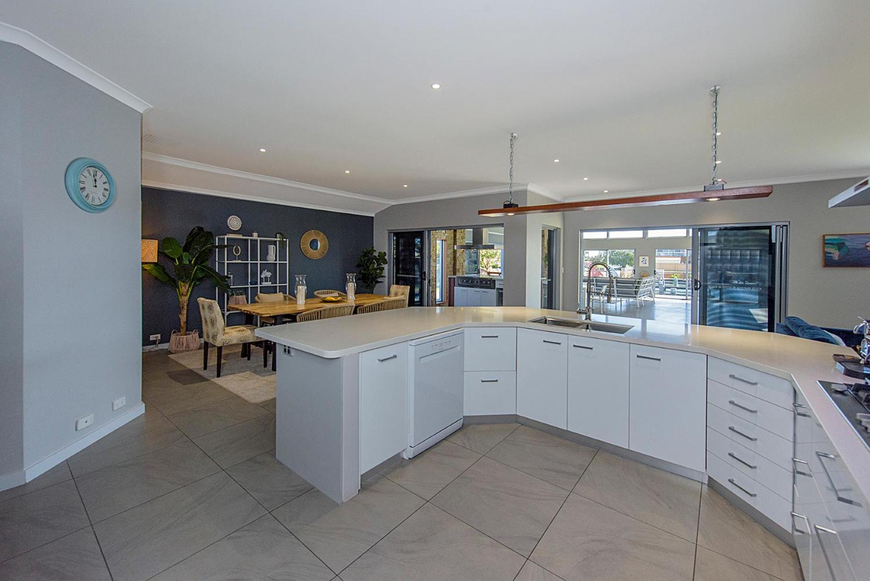 Aqua Tides- Family Home with Pool