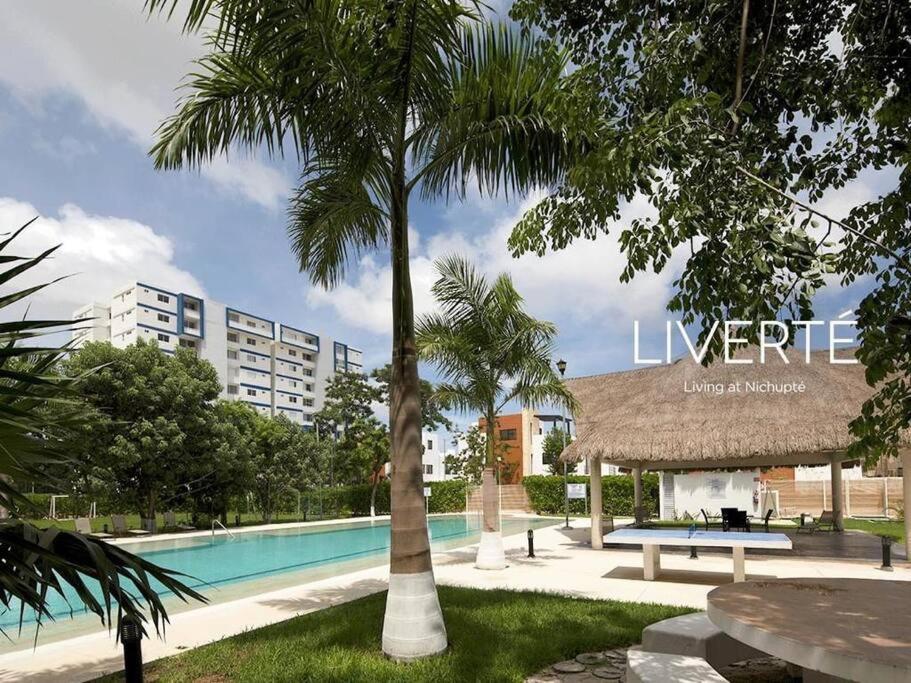 Hermoso apartamento piscina, céntrico, área libre.