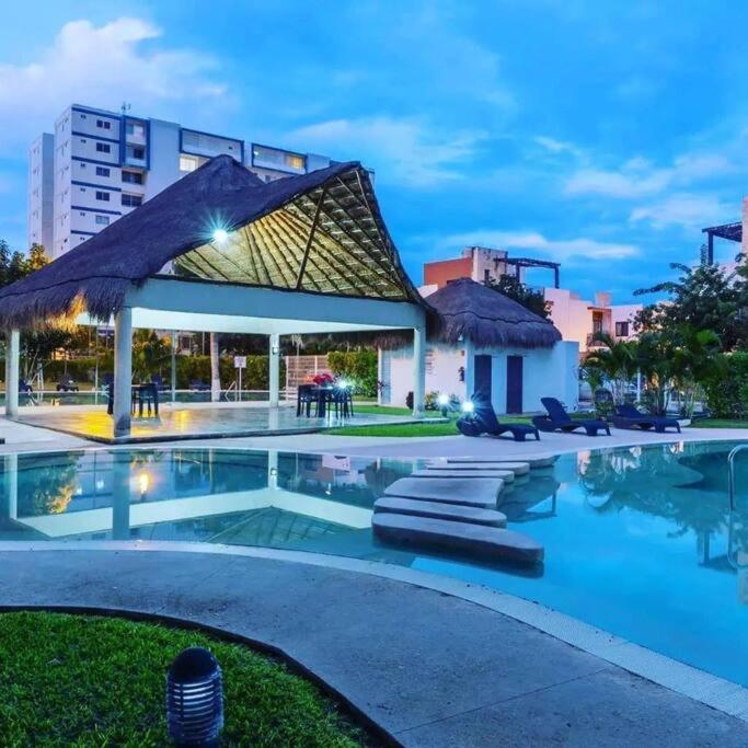 Hermoso apartamento piscina, céntrico, área libre.