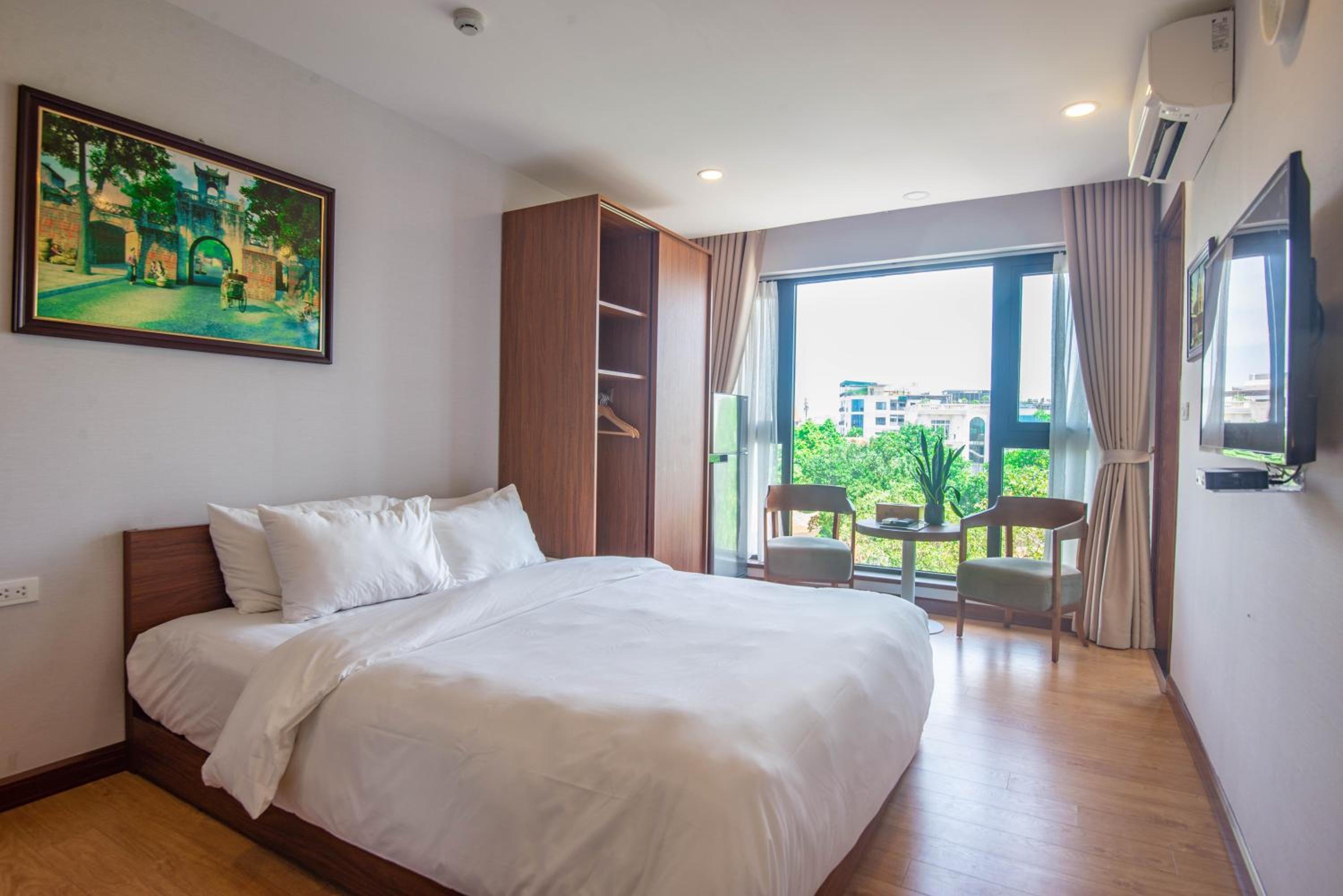 22Land Moon West Lake