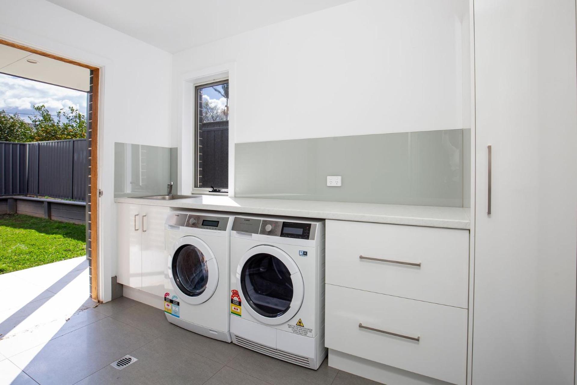 Bathers Pet Friendly 4 Mins Walk to Beach