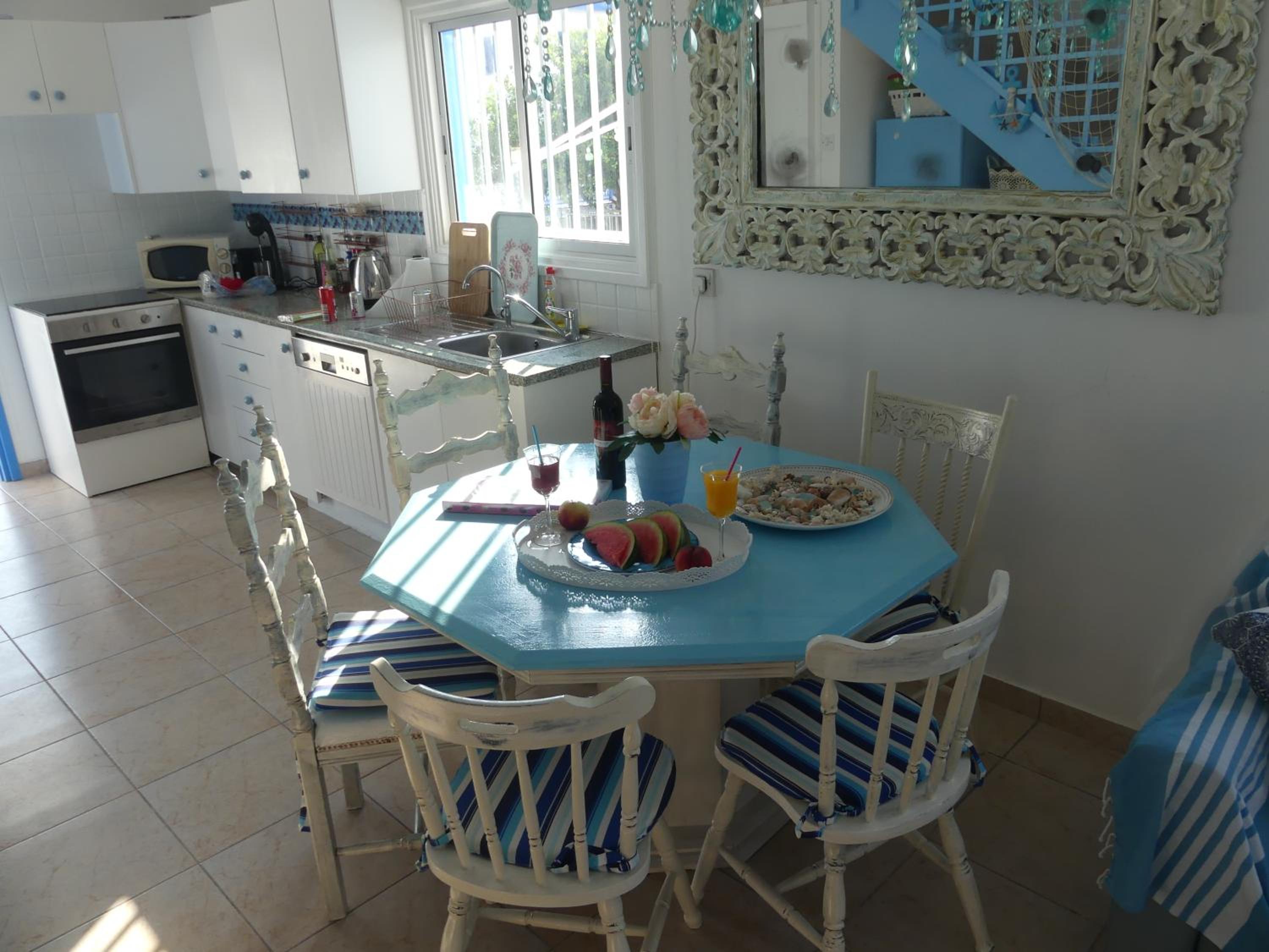 Greek Island Style 2 bedroom Villa with Pool next to the Sea