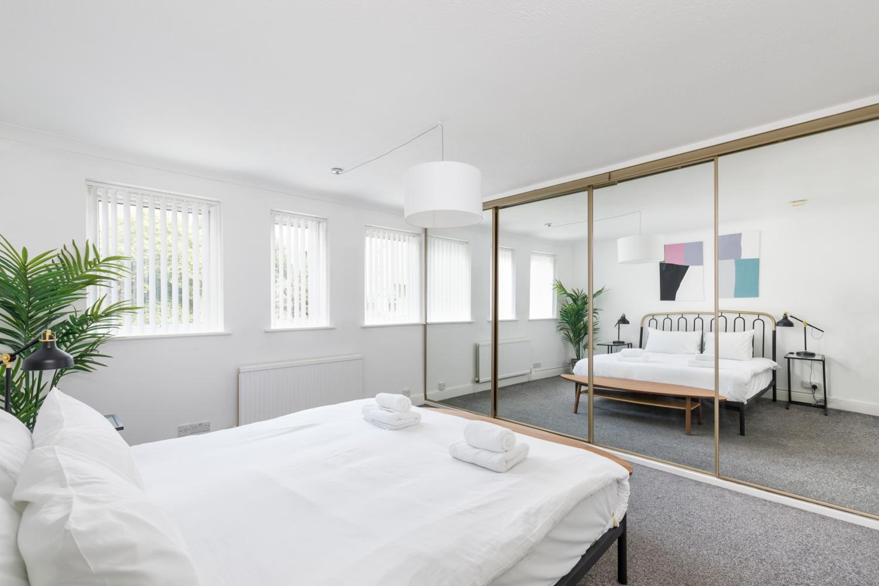 Beachside Retreat 2-Bedroom Gem with FREE Private Parking & Outdoor Space view 2
