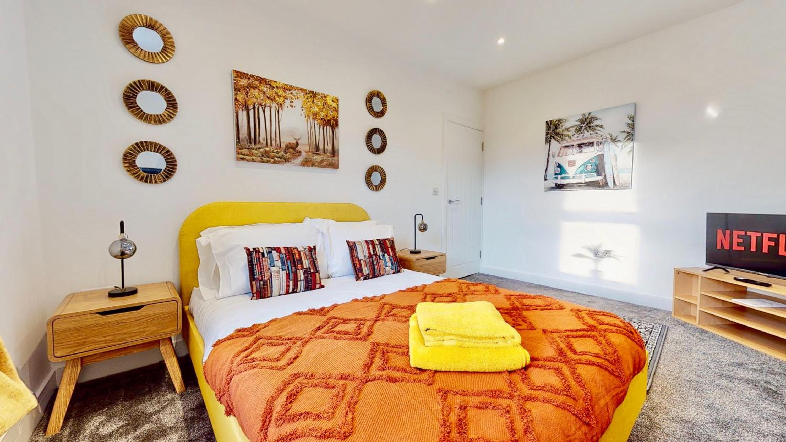 Funky 2 Bed (split level) Apartment in the Heart of Historic Rochester view 4