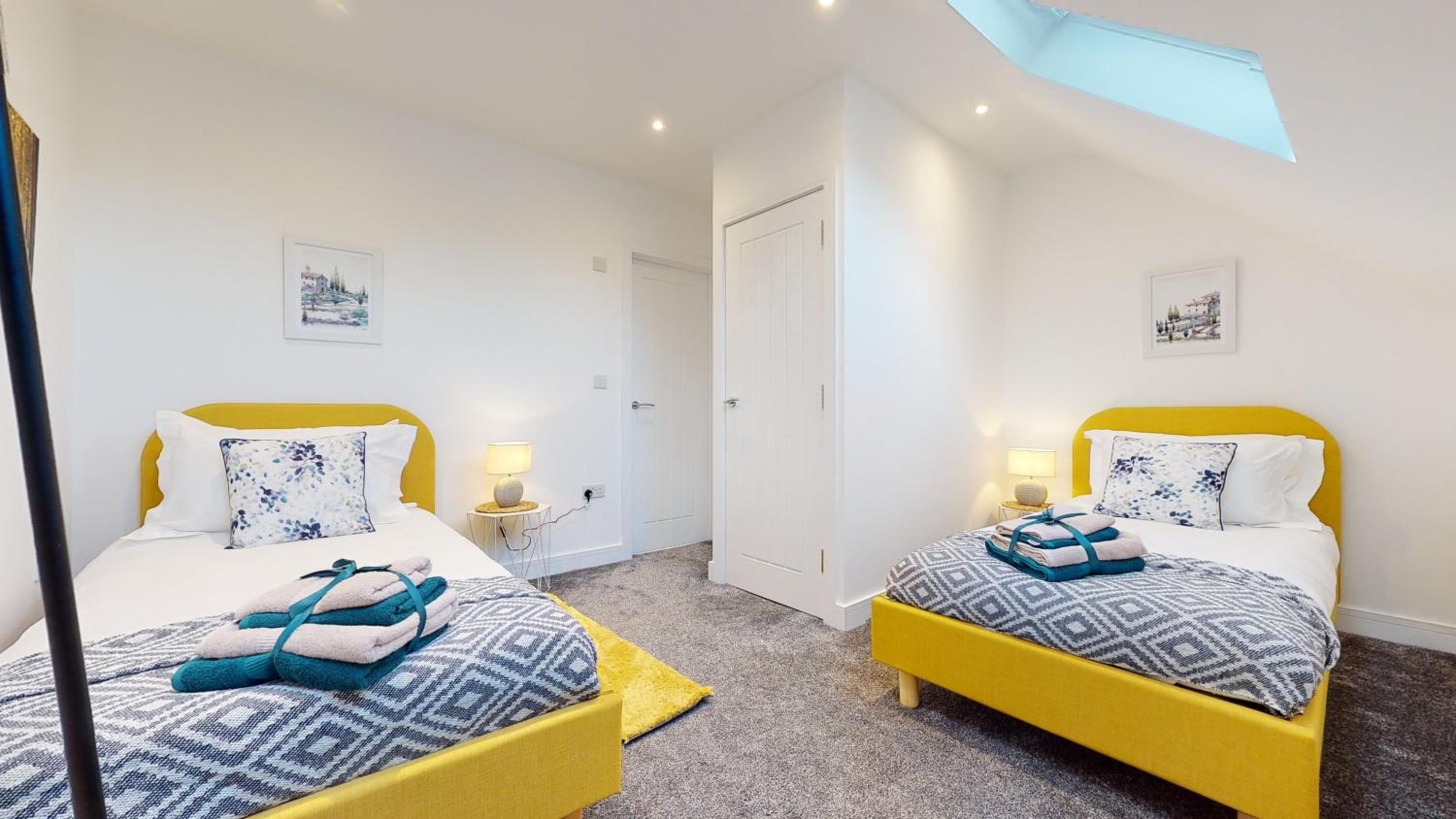 Funky 2 Bed (split level) Apartment in the Heart of Historic Rochester view 2