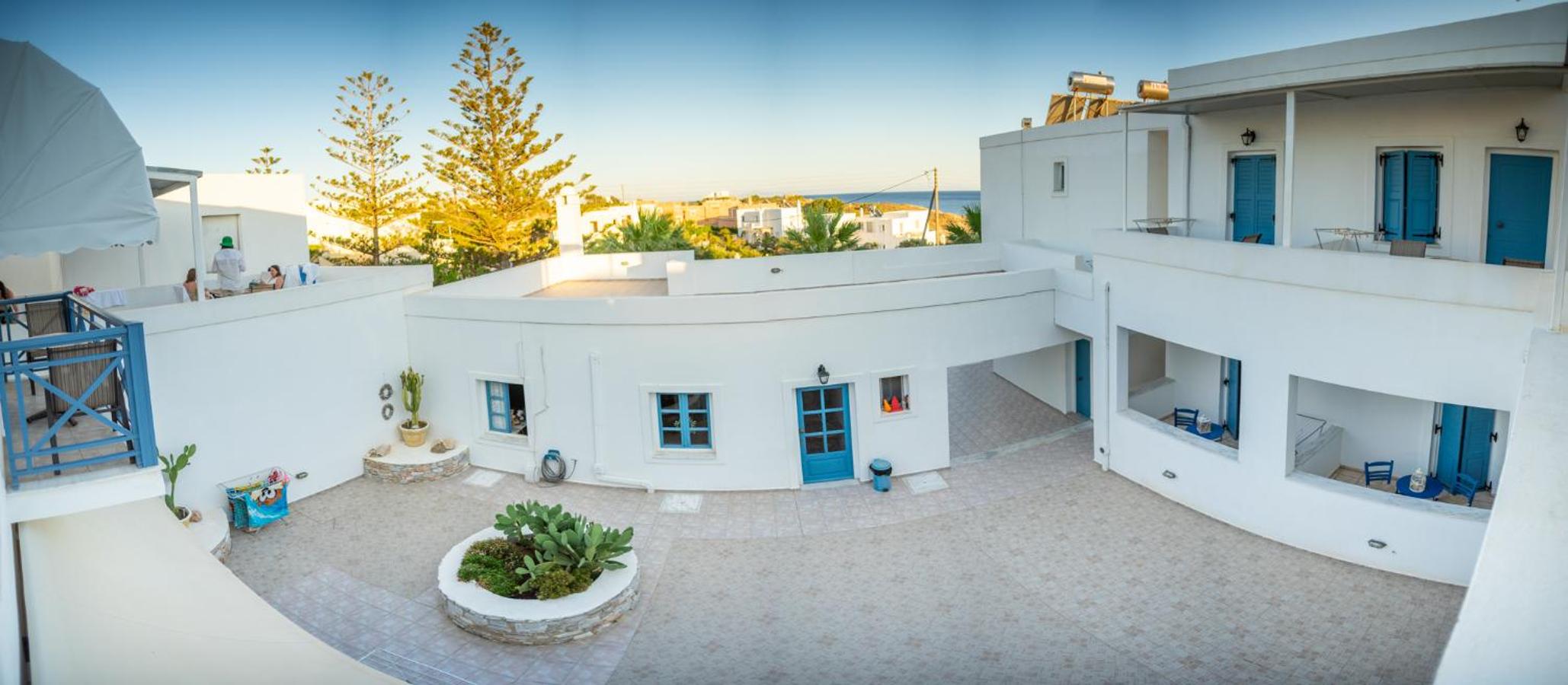 Hotel Manos Rooms - Image 1