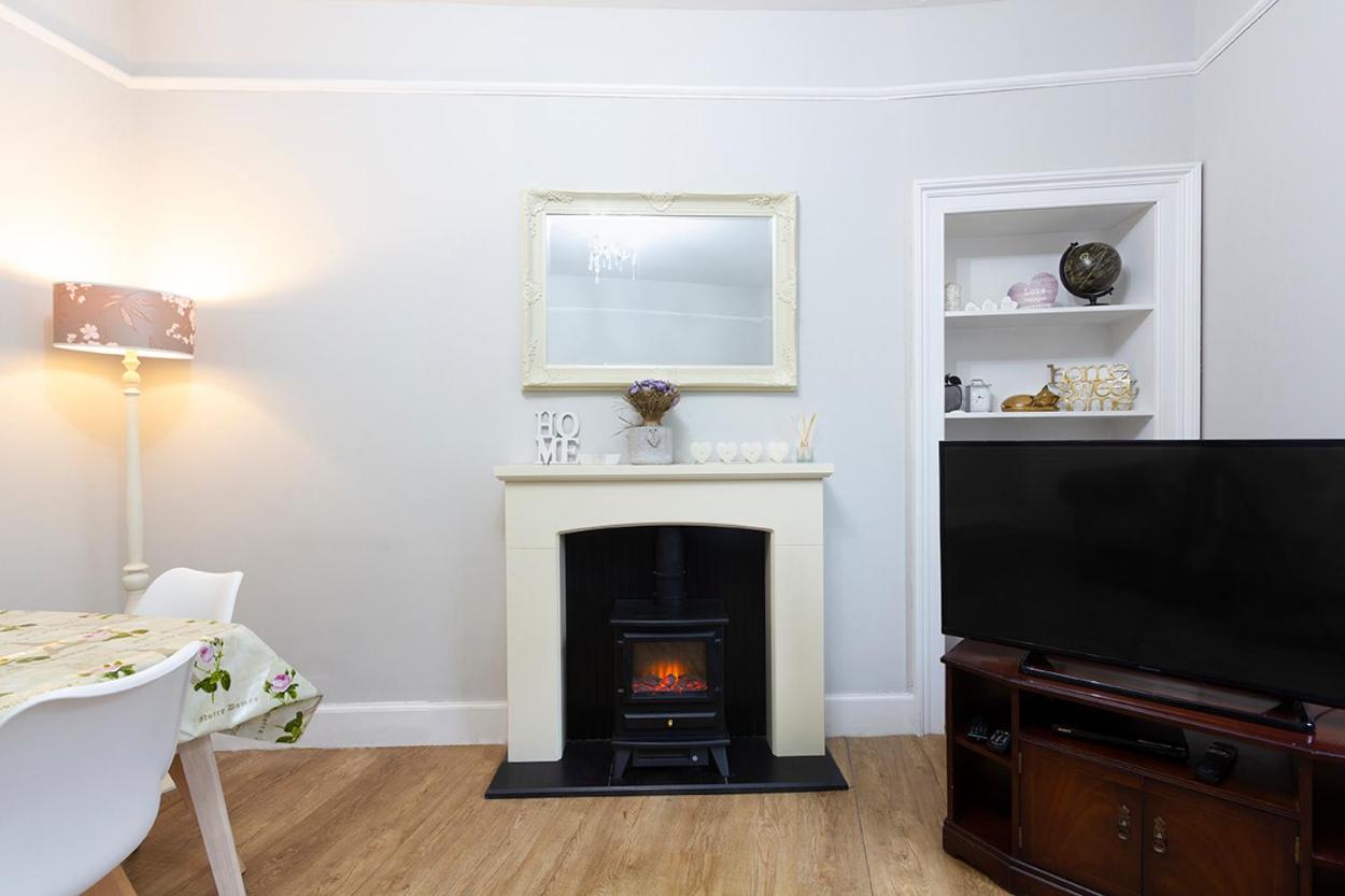 Cosy near centre Edinburgh apartment view 3