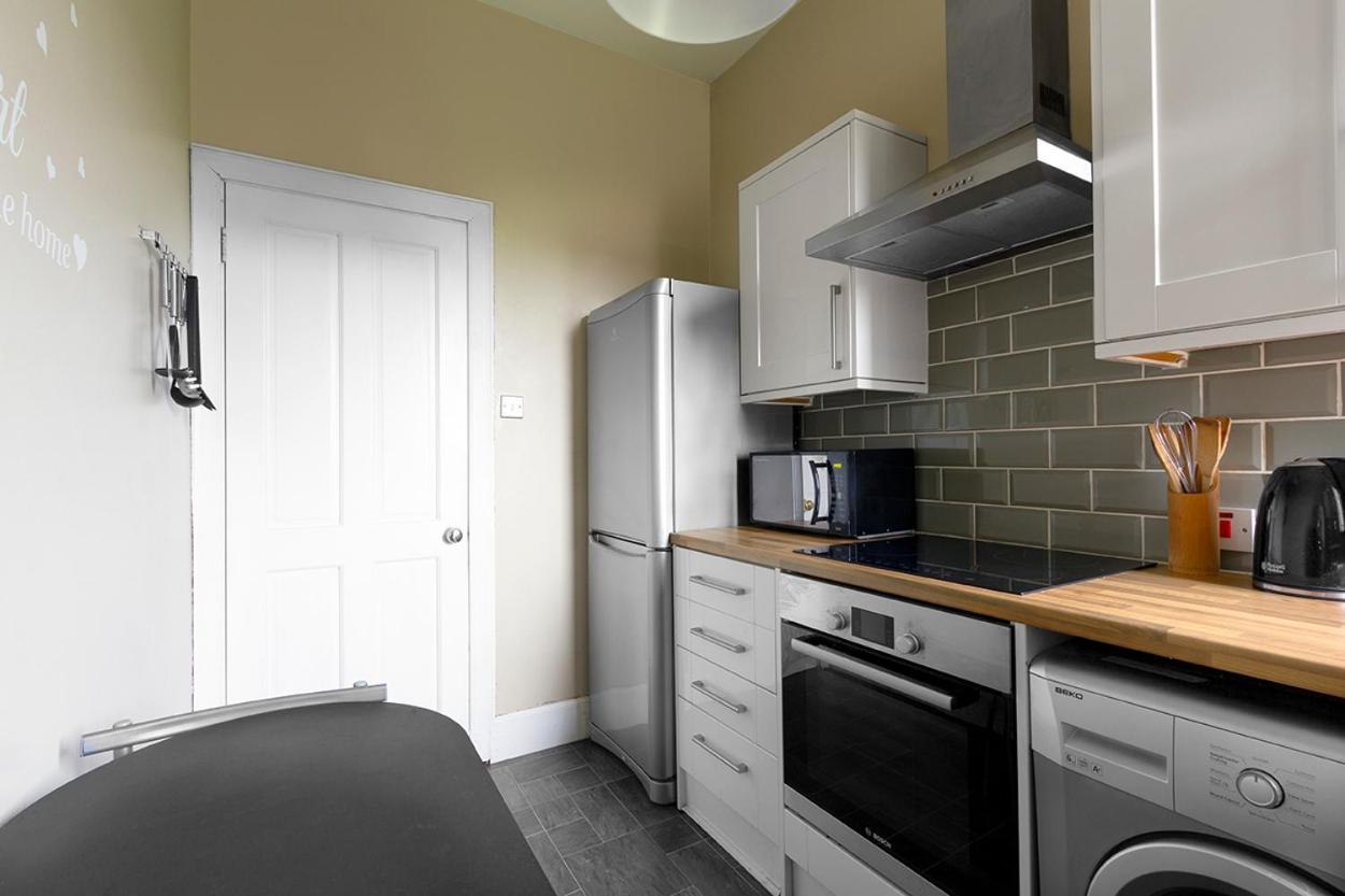 Cosy near centre Edinburgh apartment view 5