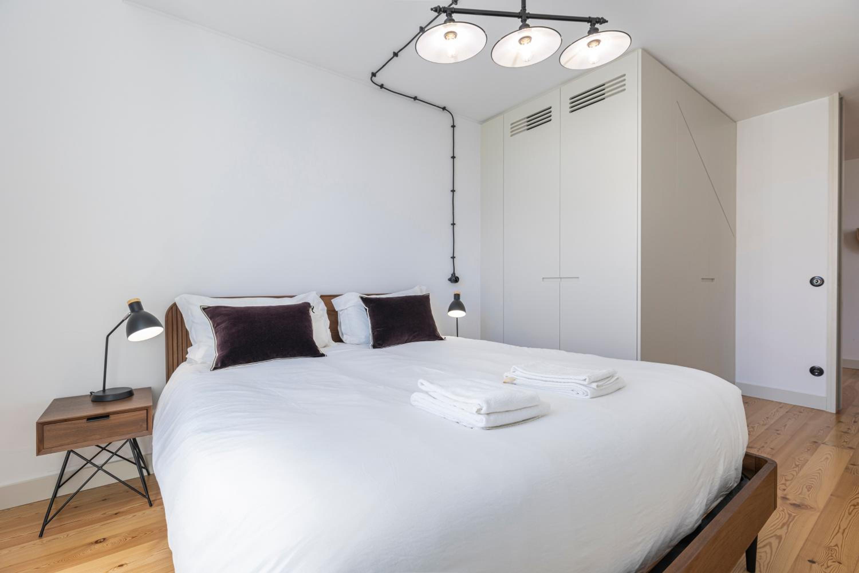 Glamorous 3BDR Apartment in City Center by LovelyStay view 4