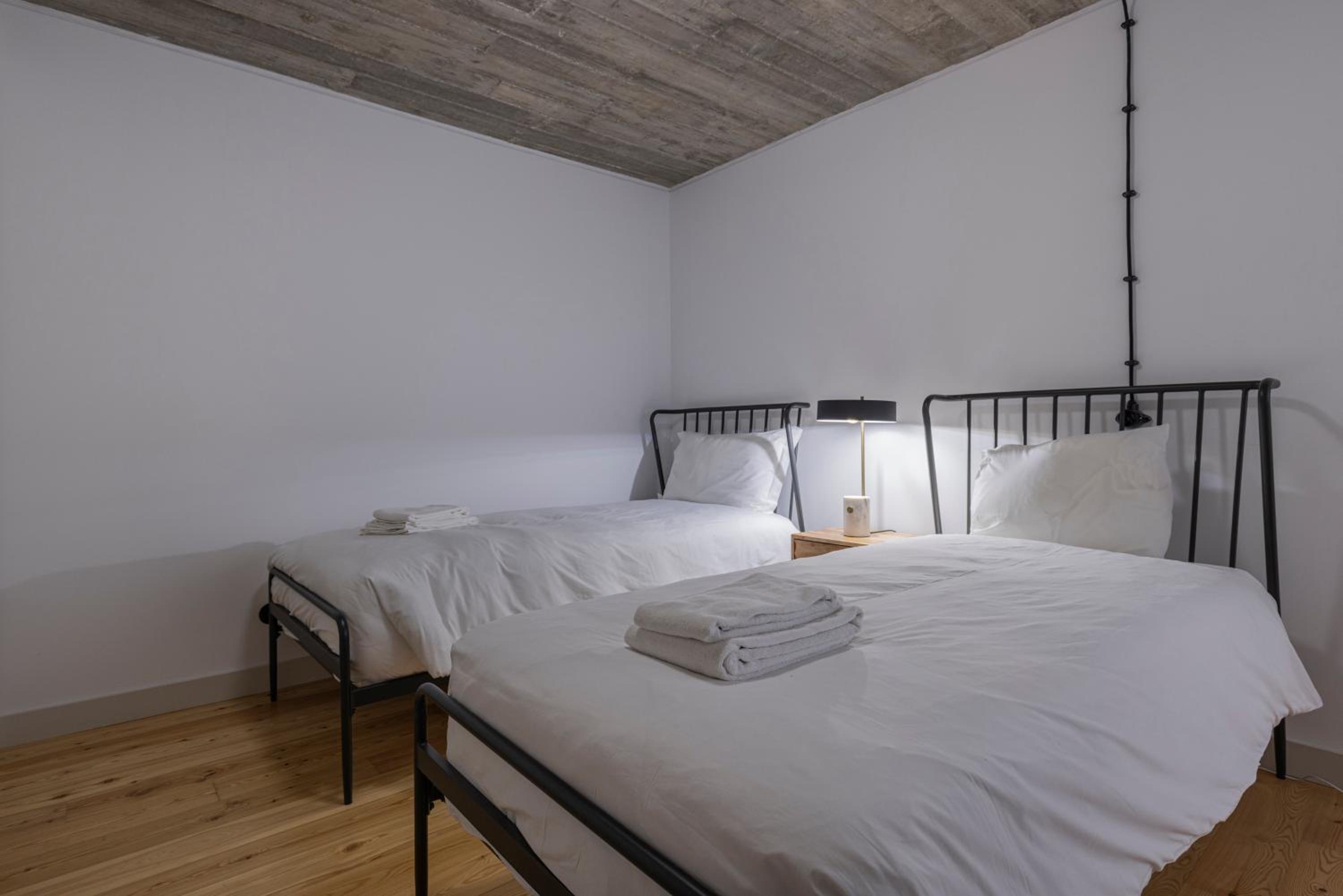Glamorous 3BDR Apartment in City Center by LovelyStay view 5