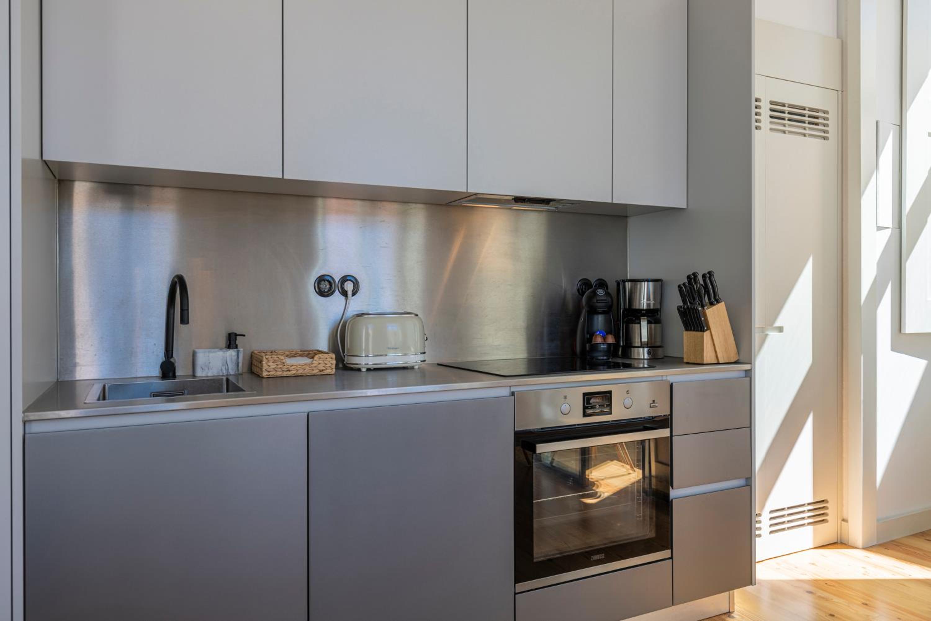 Glamorous 3BDR Apartment in City Center by LovelyStay view 2