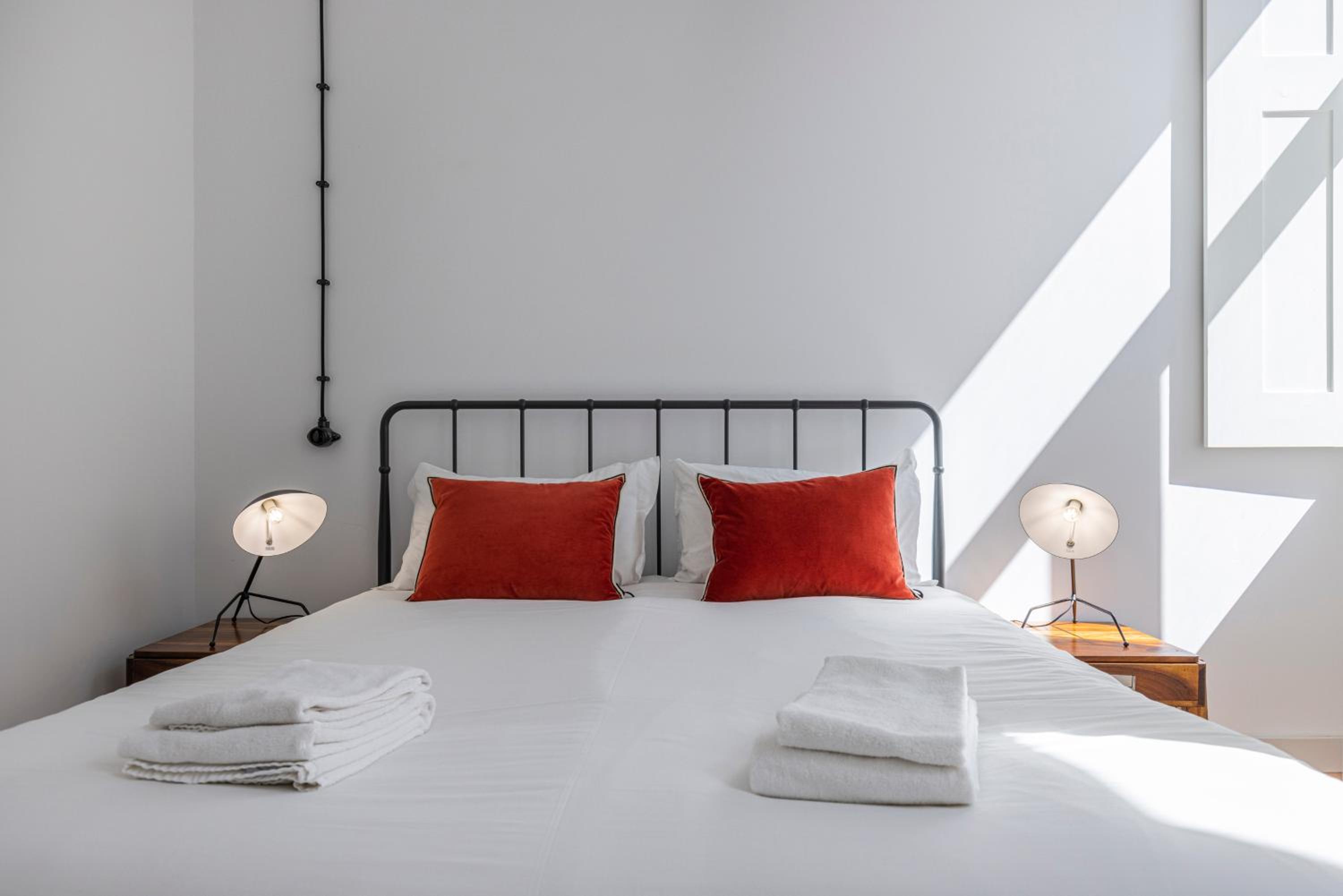 Glamorous 3BDR Apartment in City Center by LovelyStay view 3