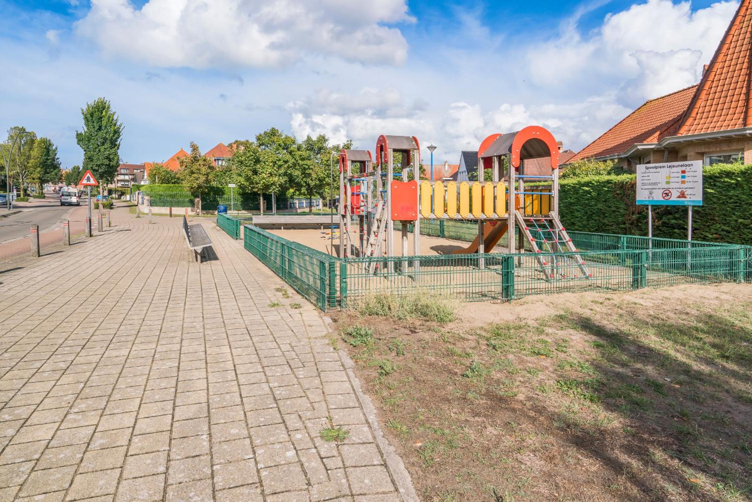 Ruim appartement 1min van strand met privé parking