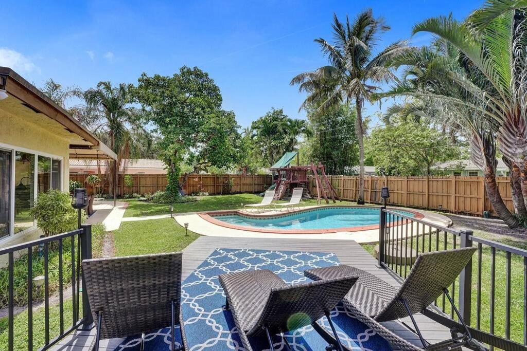 Tropical Oasis+heated Pool-4BR/KINGS/1mi to BEACH! view 4