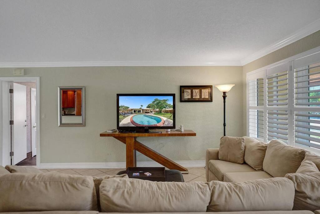 Tropical Oasis+heated Pool-4BR/KINGS/1mi to BEACH! view 5