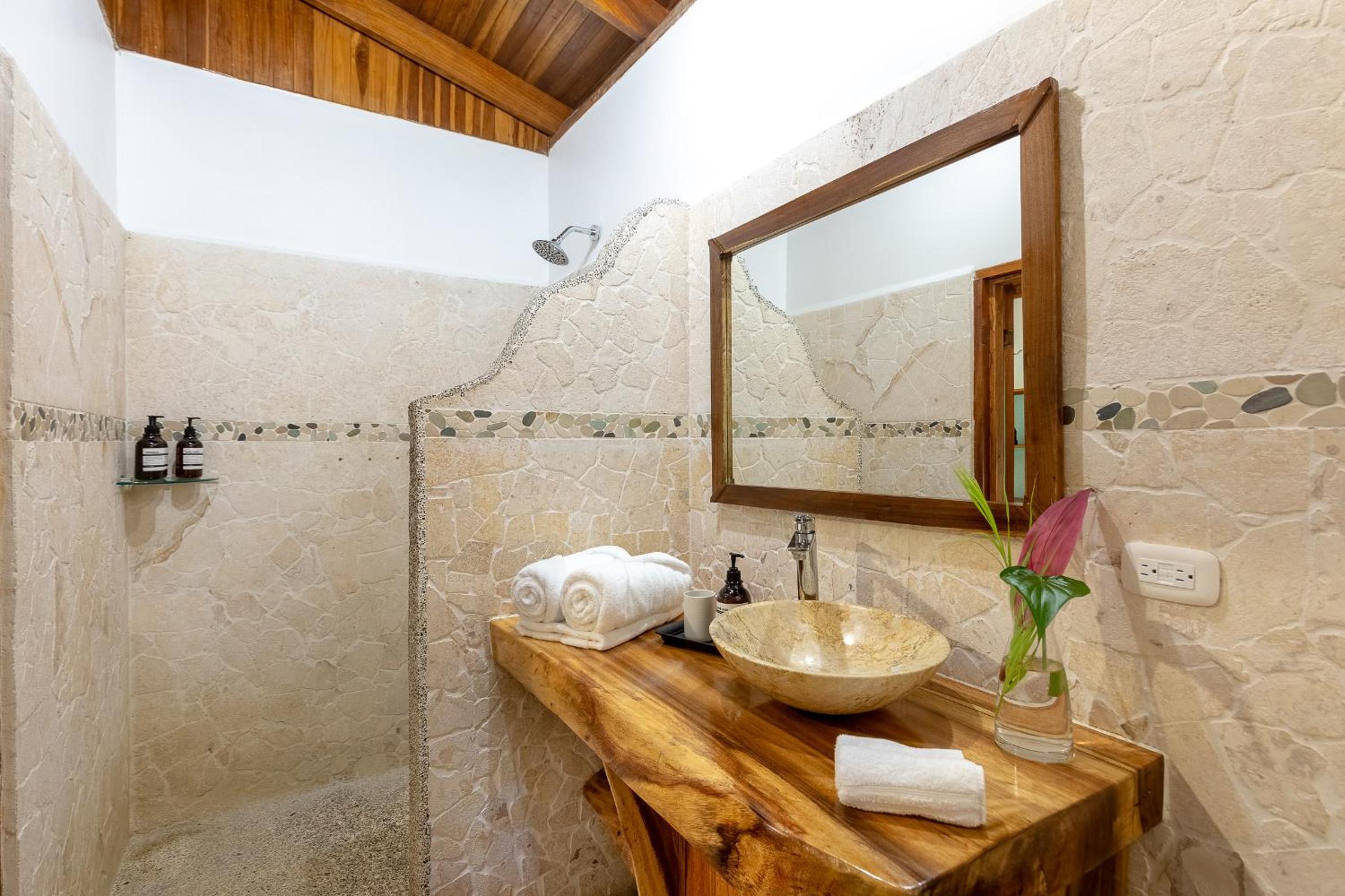 Makanas Beach Bungalows
