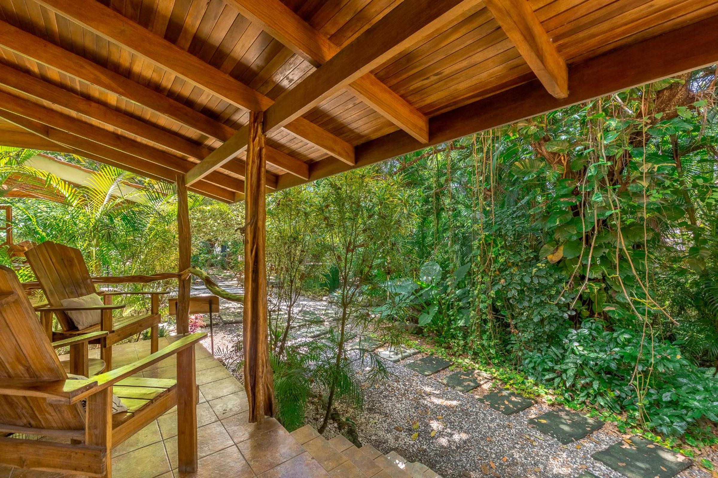 Makanas Beach Bungalows