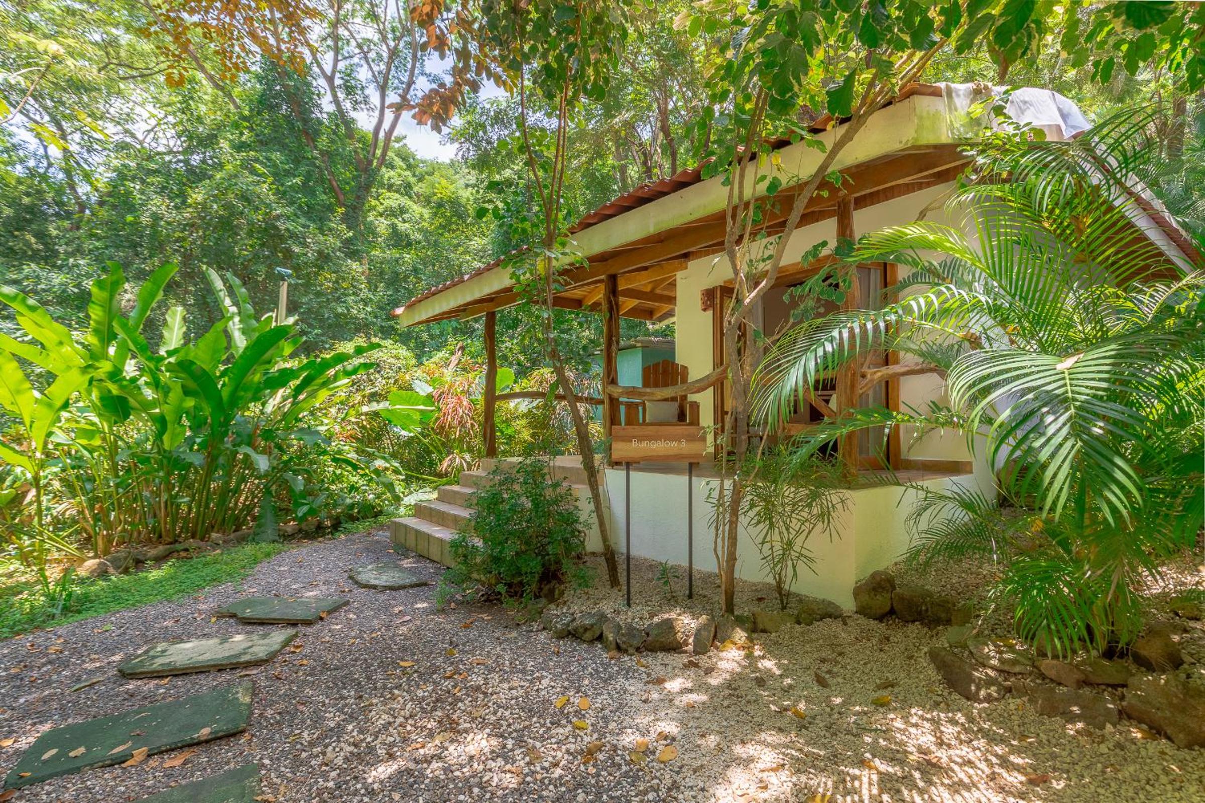 Makanas Beach Bungalows