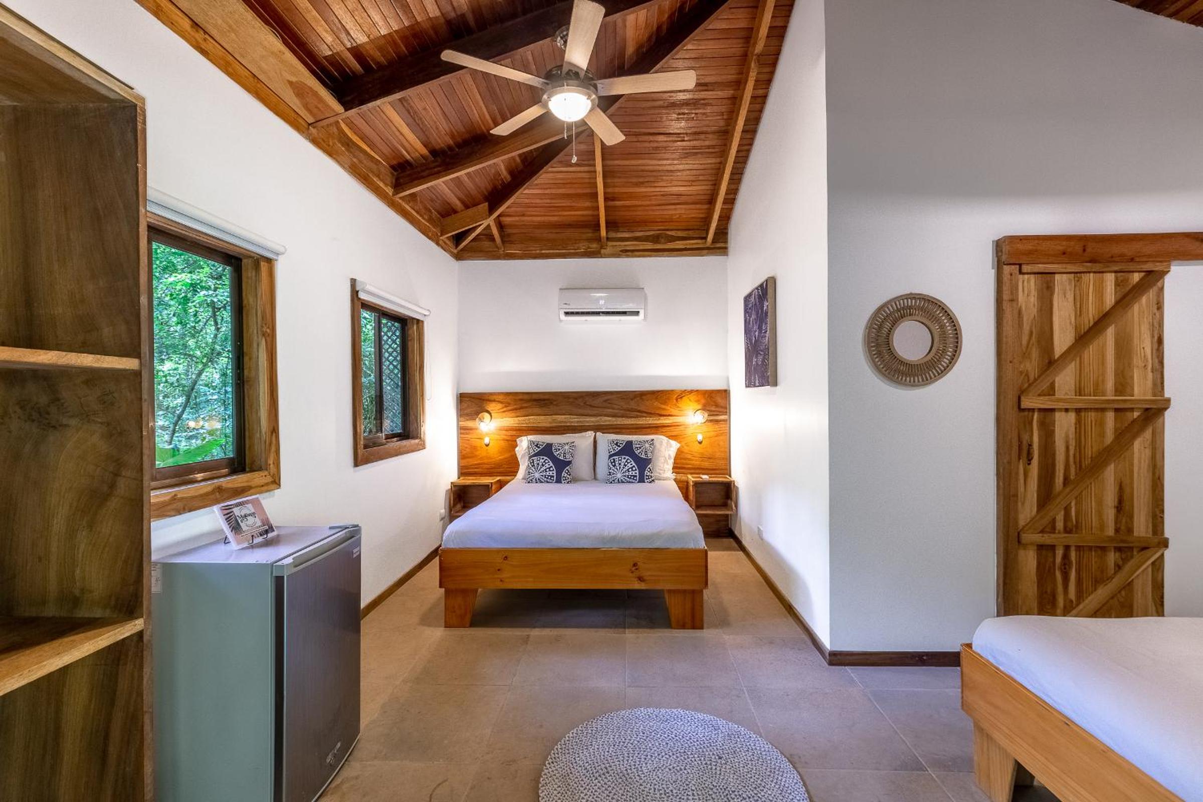 Makanas Beach Bungalows