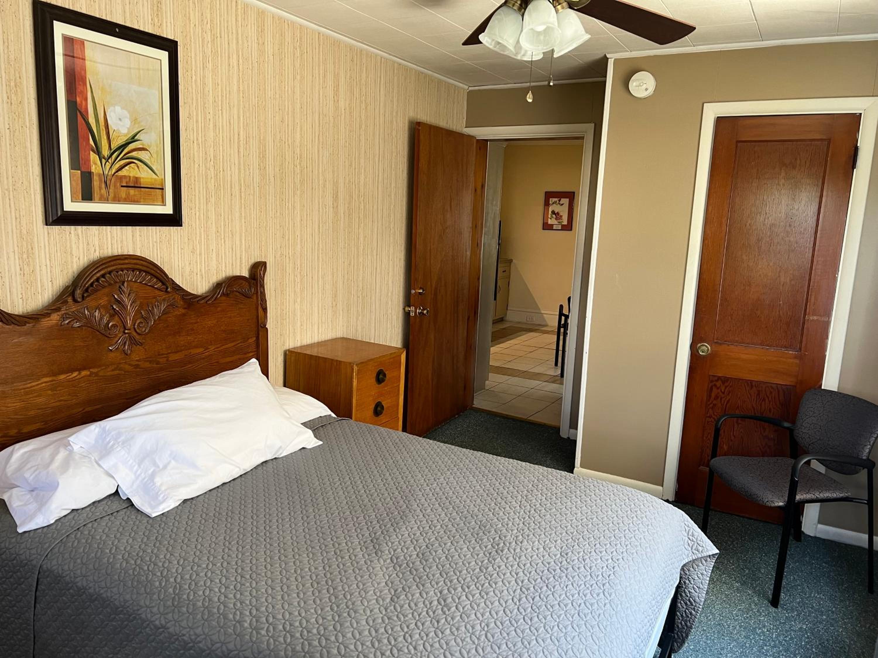 Simmons Motel and Suites