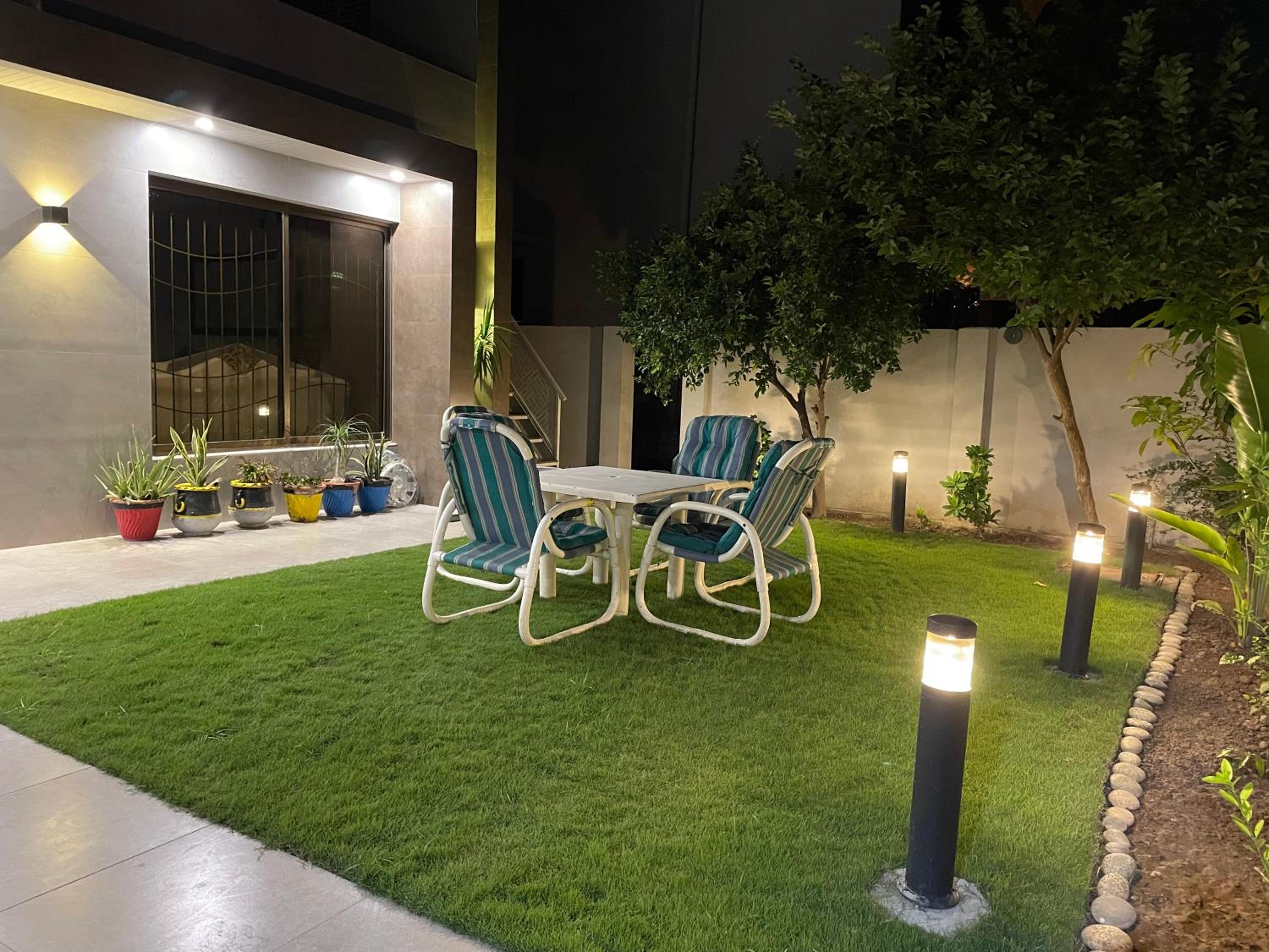 Family Friendly 2-Bedroom Home Upper Portion with Parking
