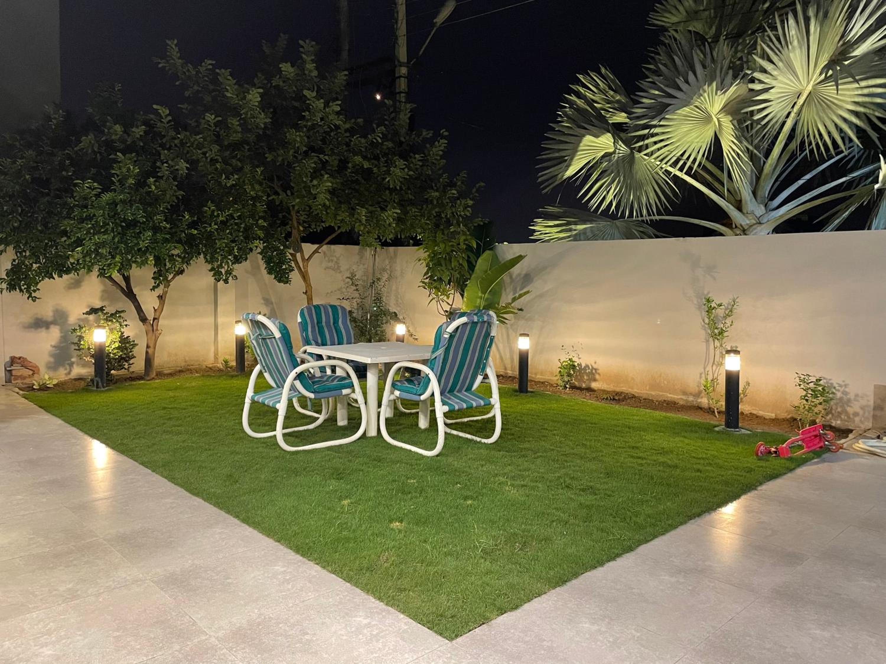 Family Friendly 2-Bedroom Home Upper Portion with Parking