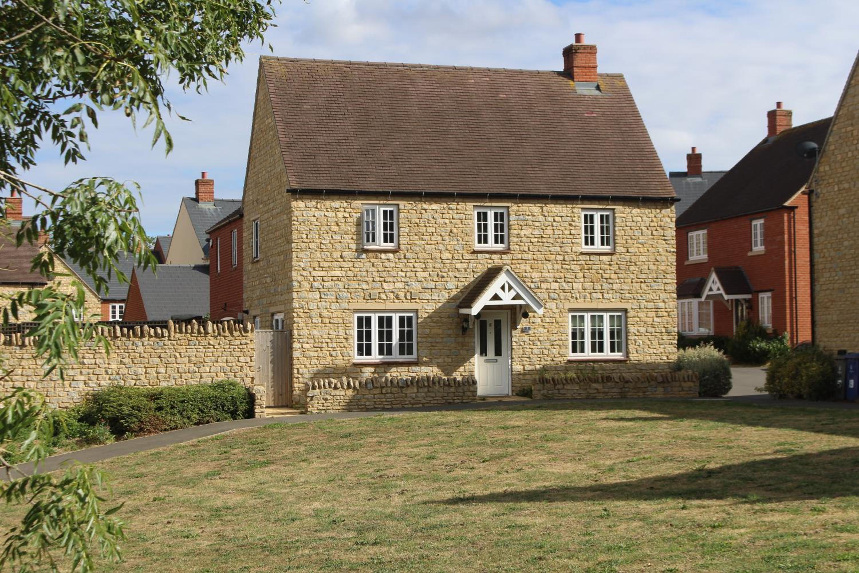 The Silverstone House. Comfort, Convenience and no hassle at the doorstep of Silverstone Race Circuit. view 2