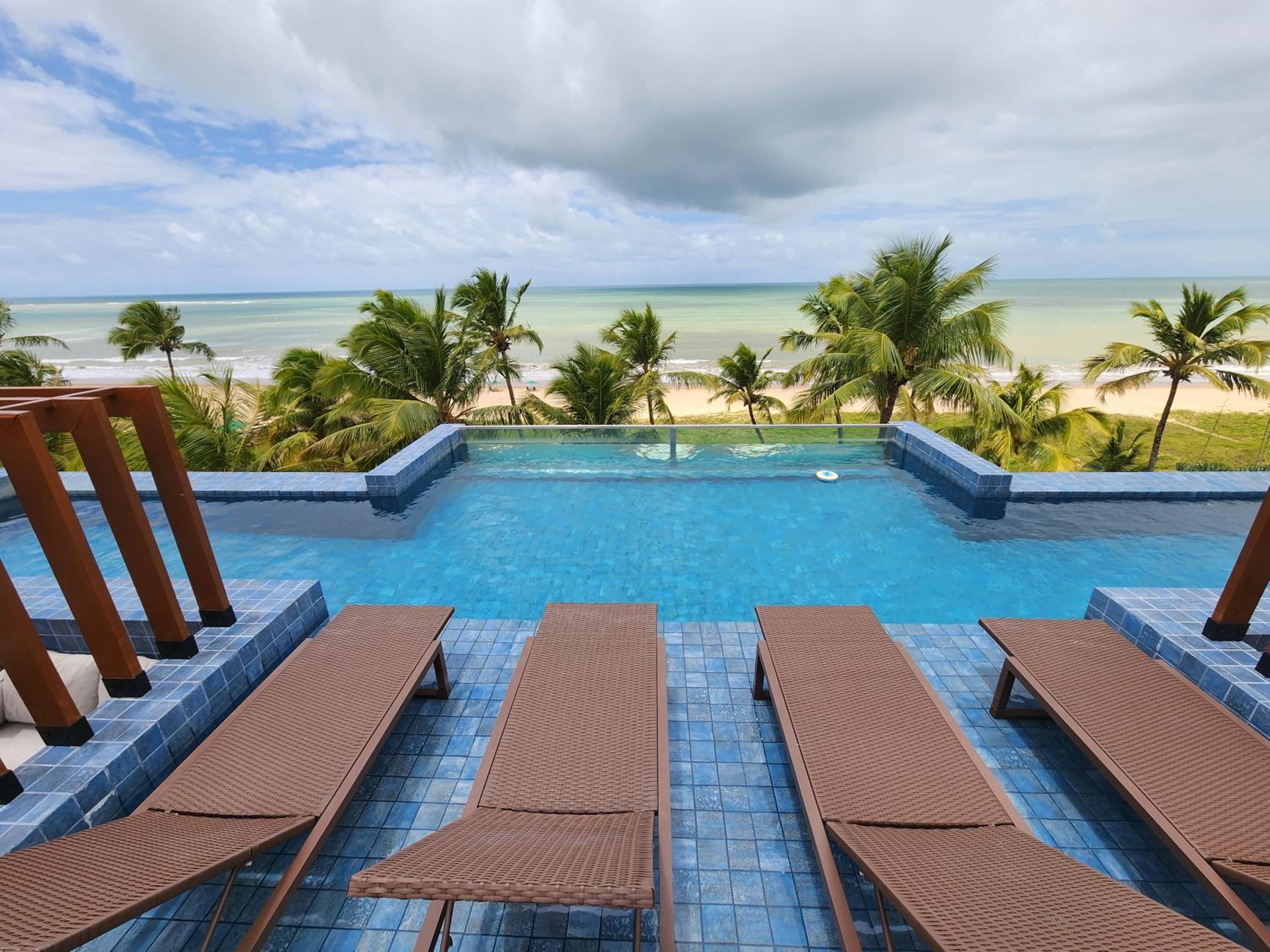Loft com jacuzzi privativa frente mar do Bessa