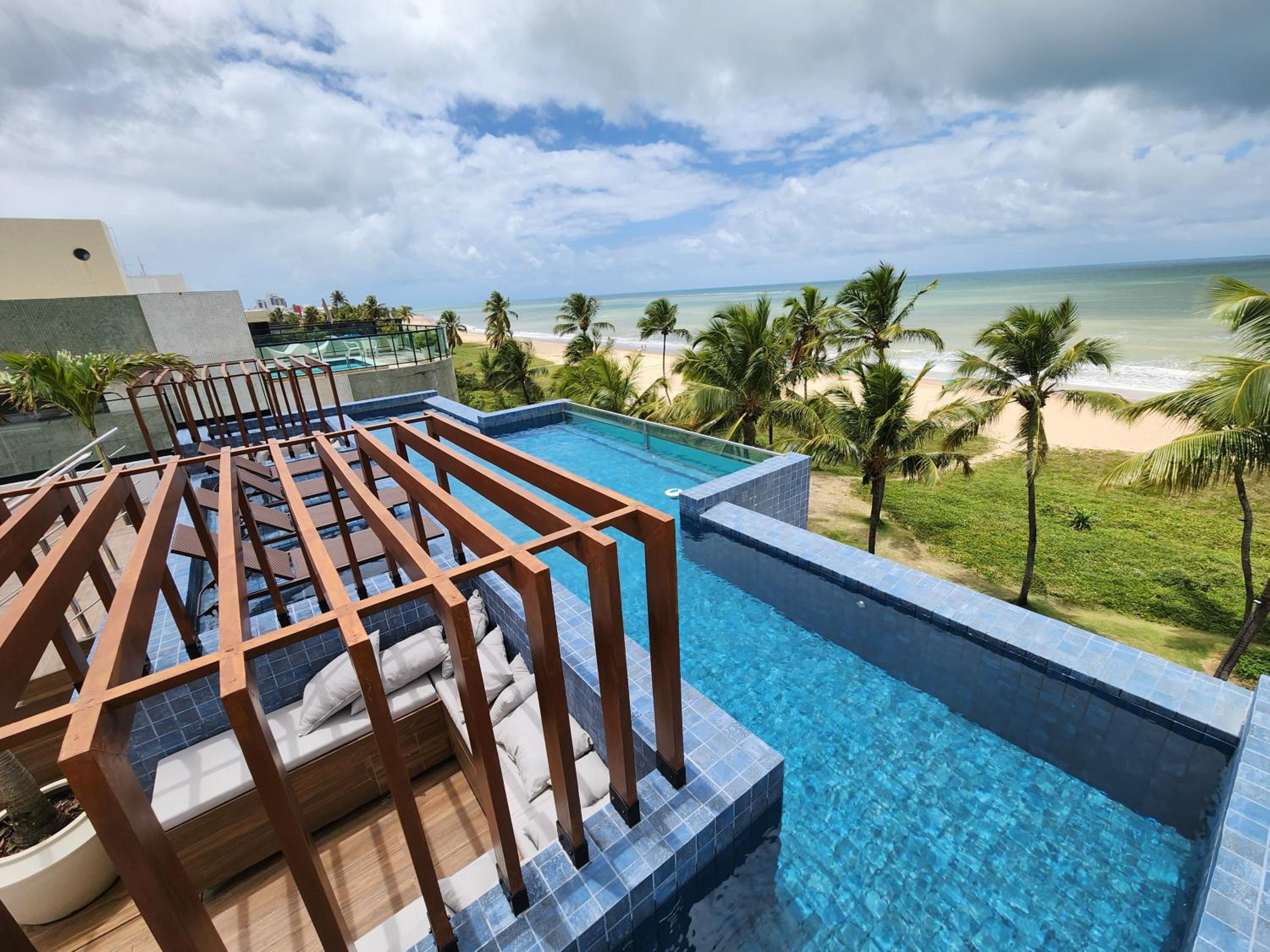 Loft com jacuzzi privativa frente mar do Bessa