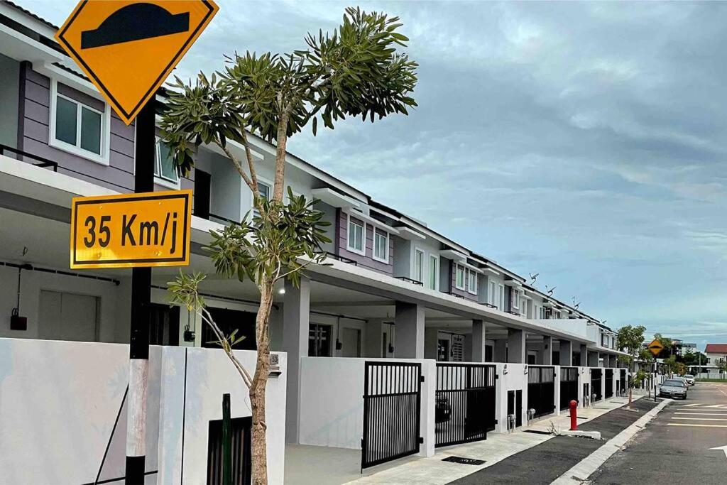 Hanan Homestay Klebang Ipoh with a view of Mount Korbu, for Musl!m only!! photo 1