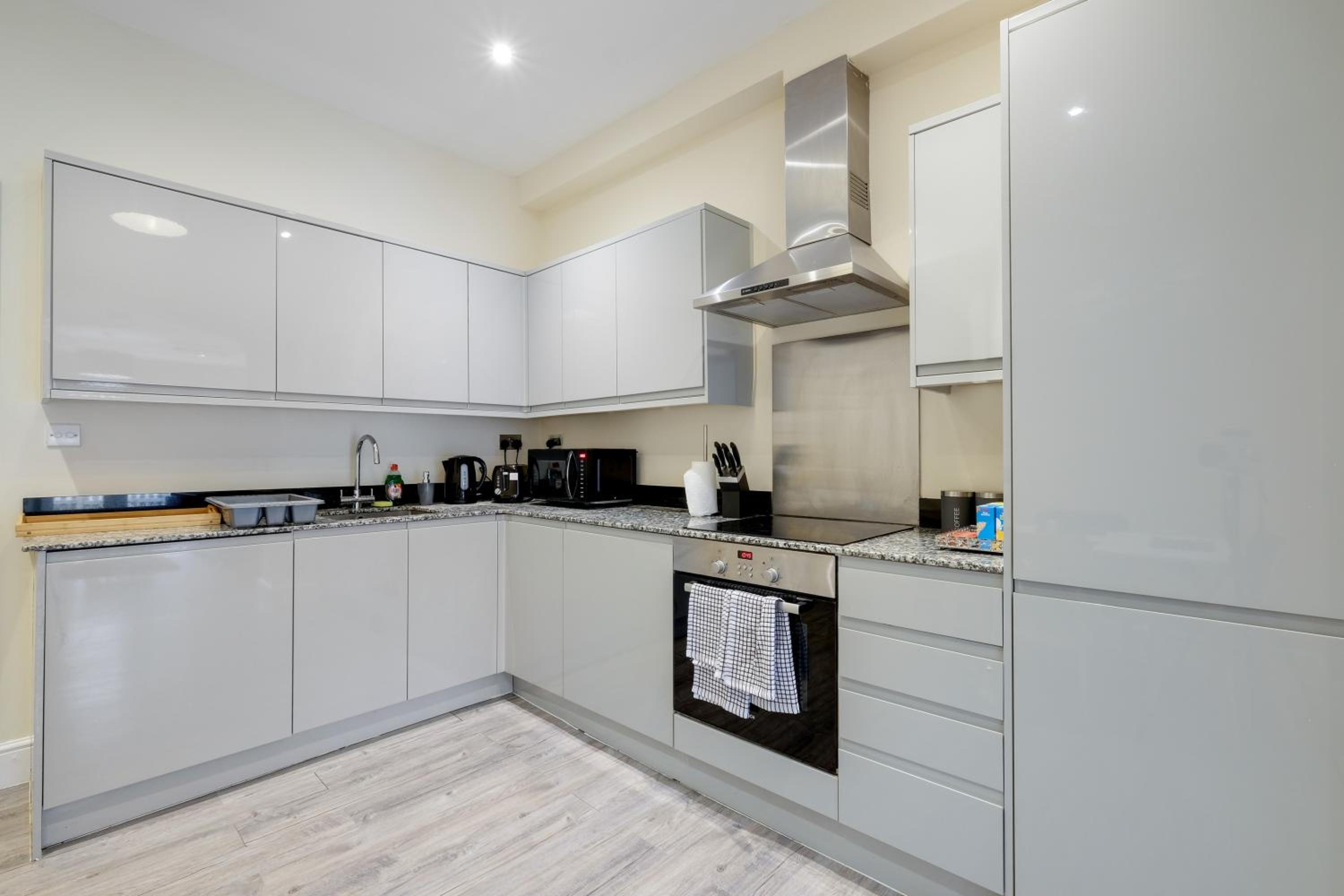 The Norfolk - comfortable 1 Bedroom Apts with Parking, Maidenhead by 360Stays view 2