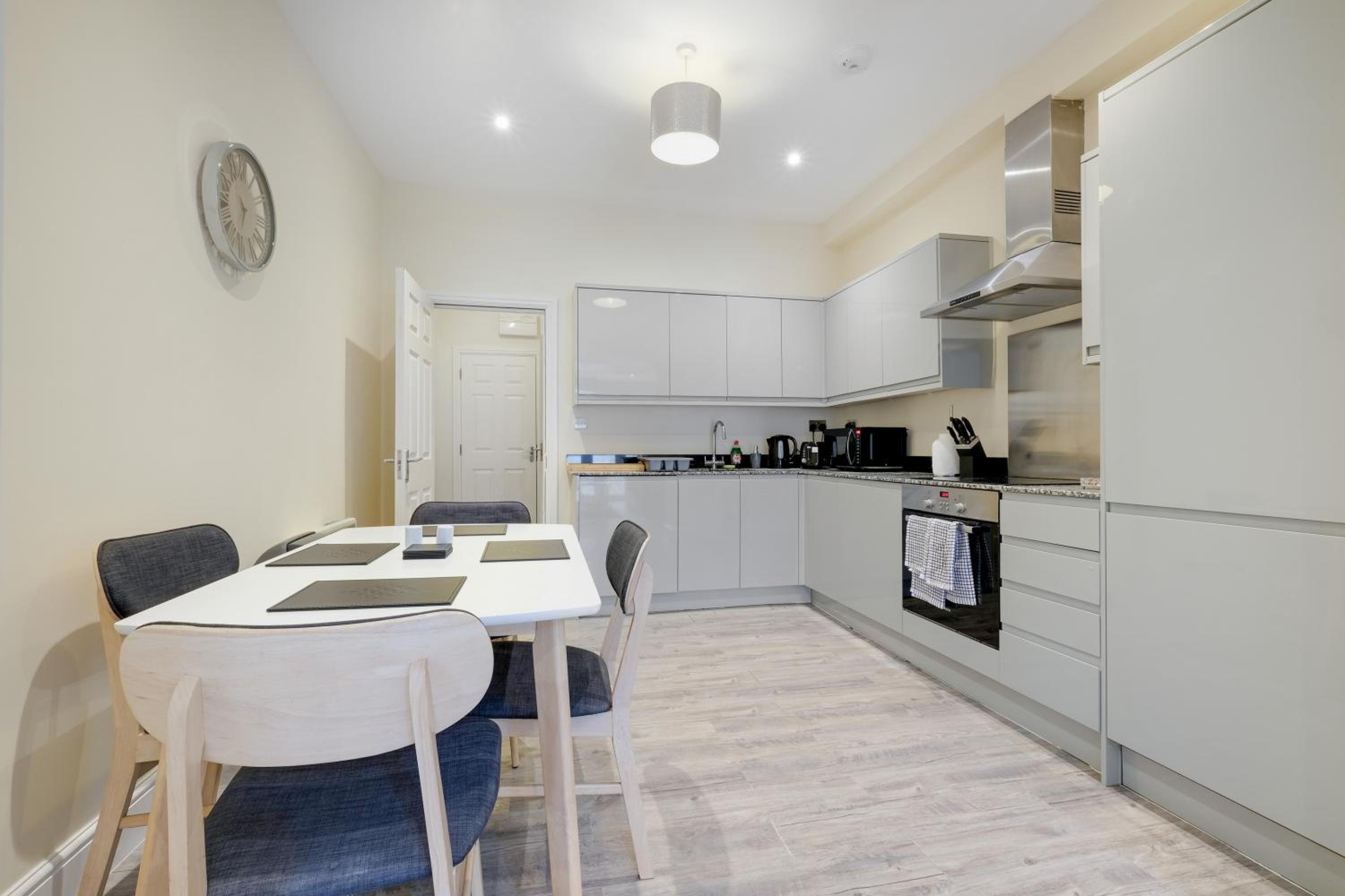 The Norfolk - comfortable 1 Bedroom Apts with Parking, Maidenhead by 360Stays view 4