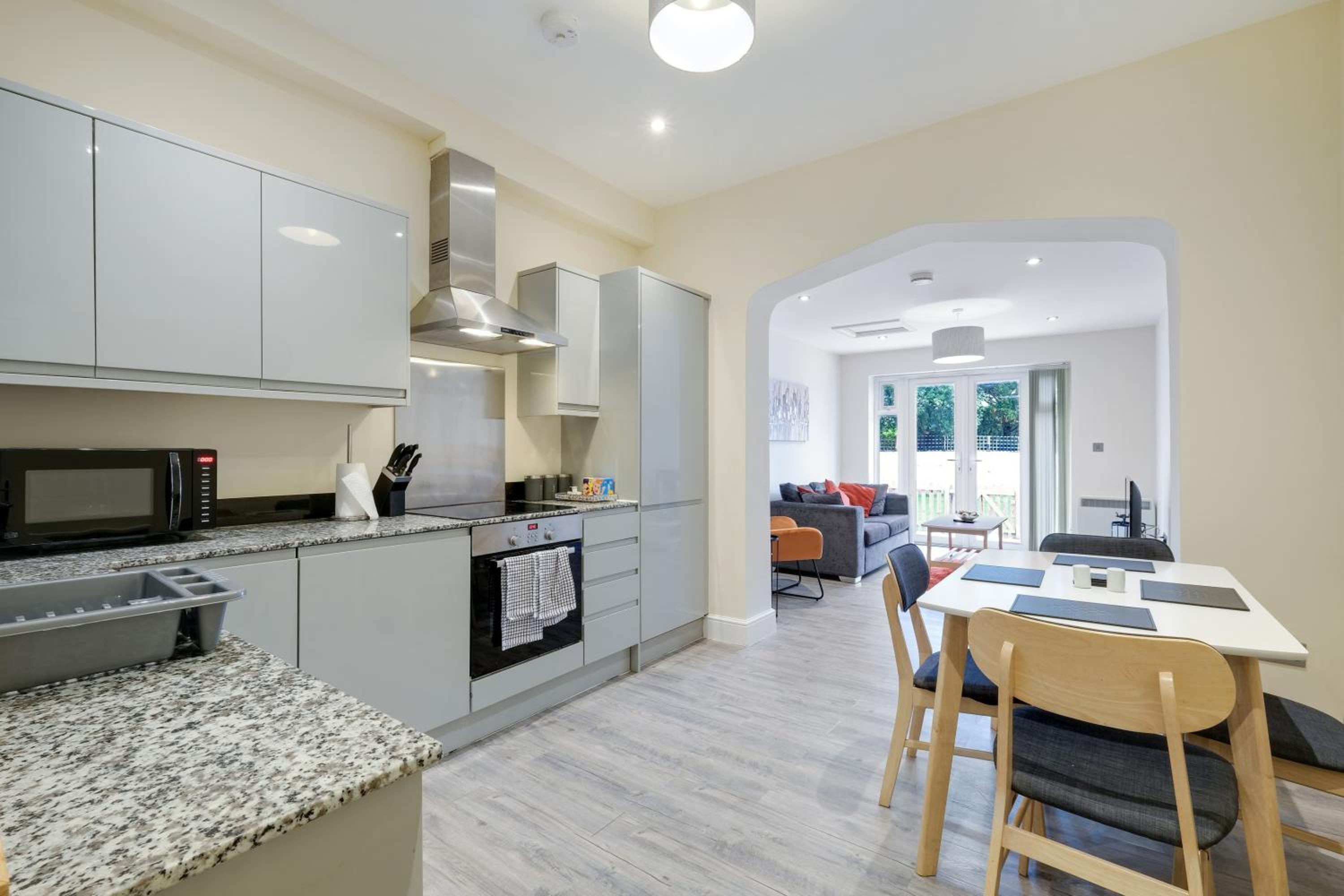 The Norfolk - comfortable 1 Bedroom Apts with Parking, Maidenhead by 360Stays view 3