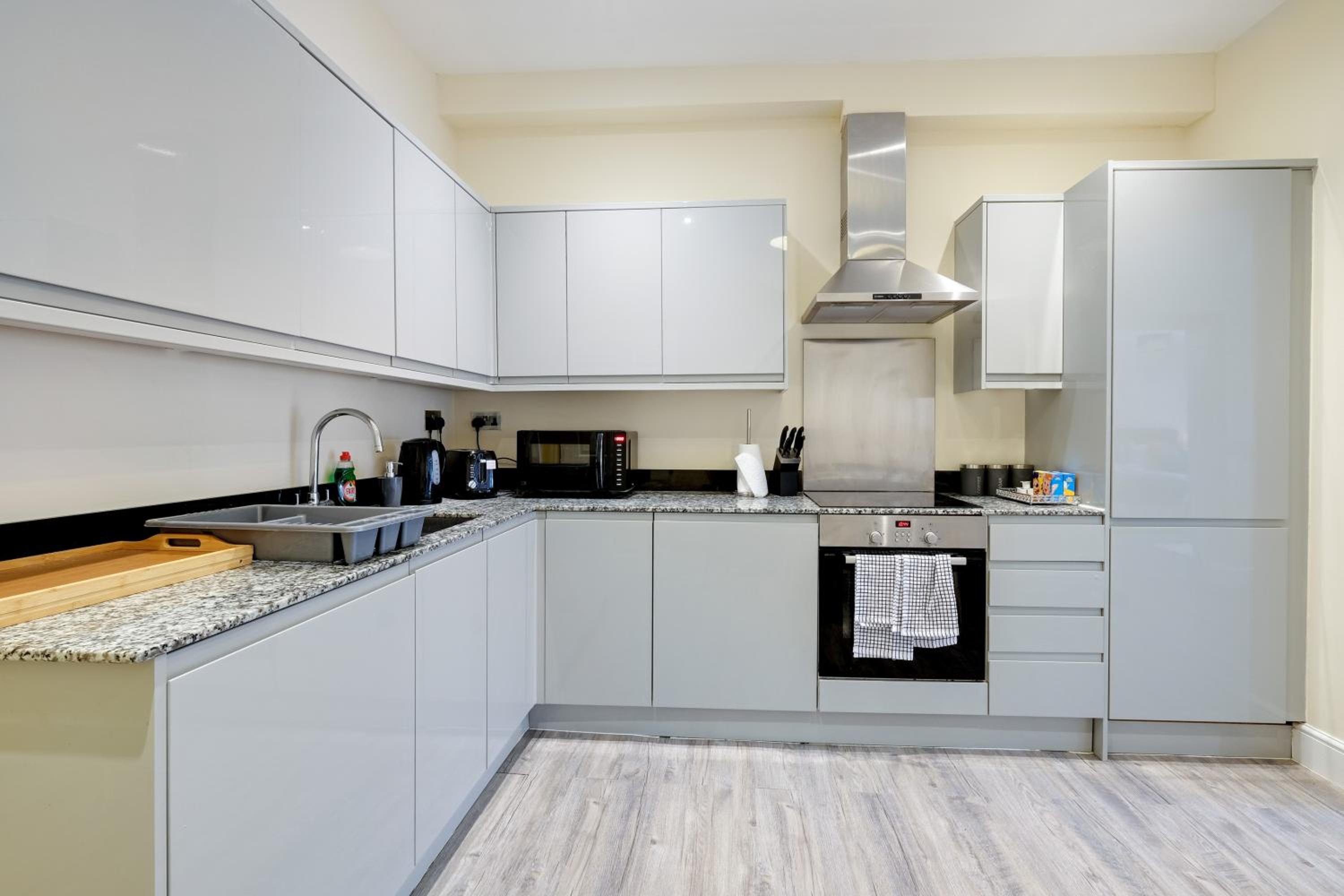 The Norfolk - comfortable 1 Bedroom Apts with Parking, Maidenhead by 360Stays view 5