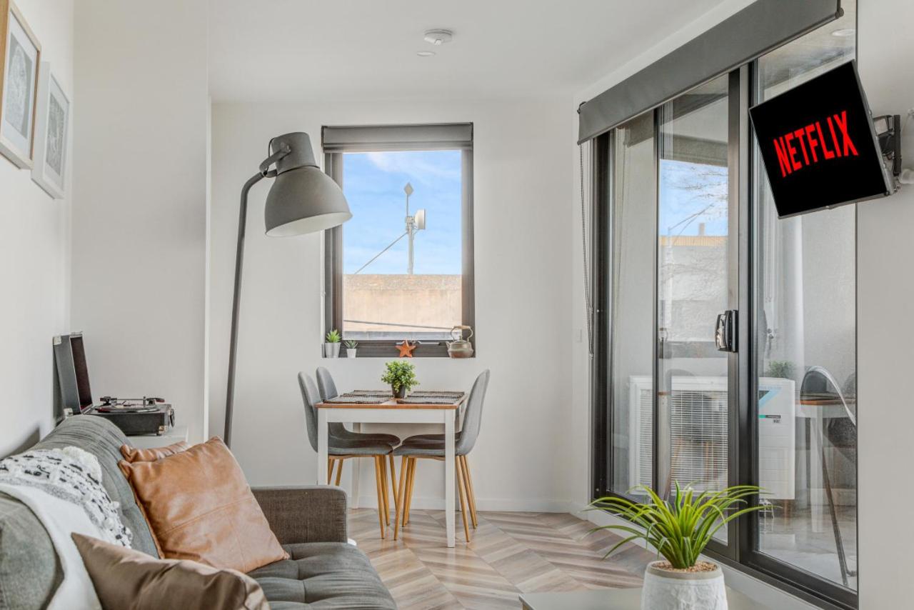 Contemporary Apt, cafes, wifi, tram, parking