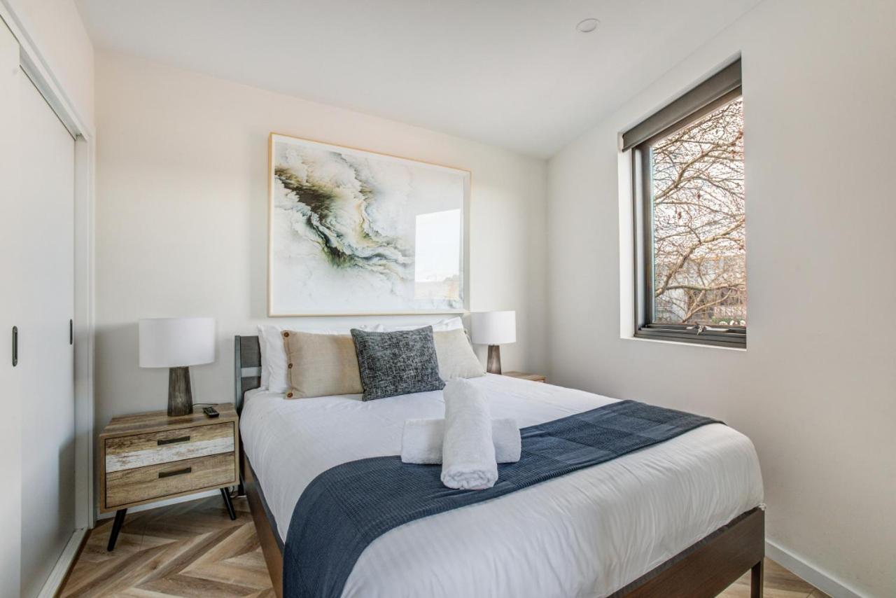 Contemporary Apt, cafes, wifi, tram, parking