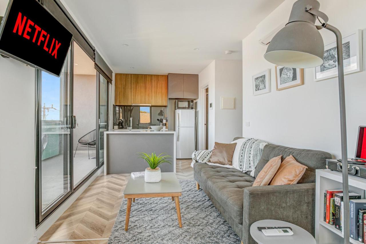 Contemporary Apt, cafes, wifi, tram, parking