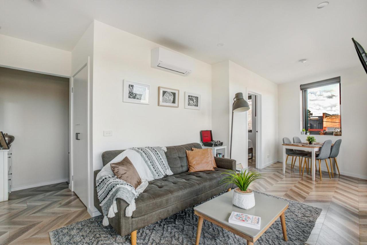 Contemporary Apt, cafes, wifi, tram, parking