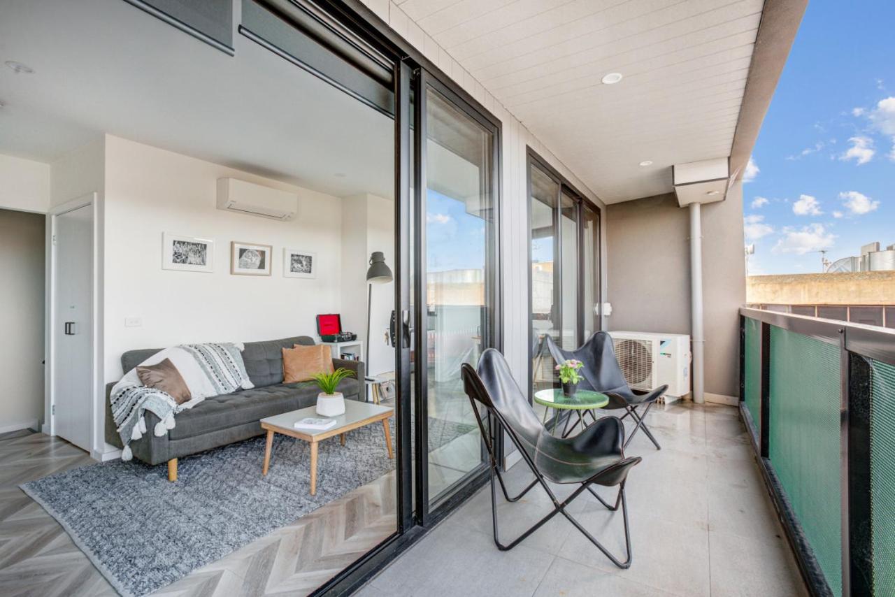 Contemporary Apt, cafes, wifi, tram, parking
