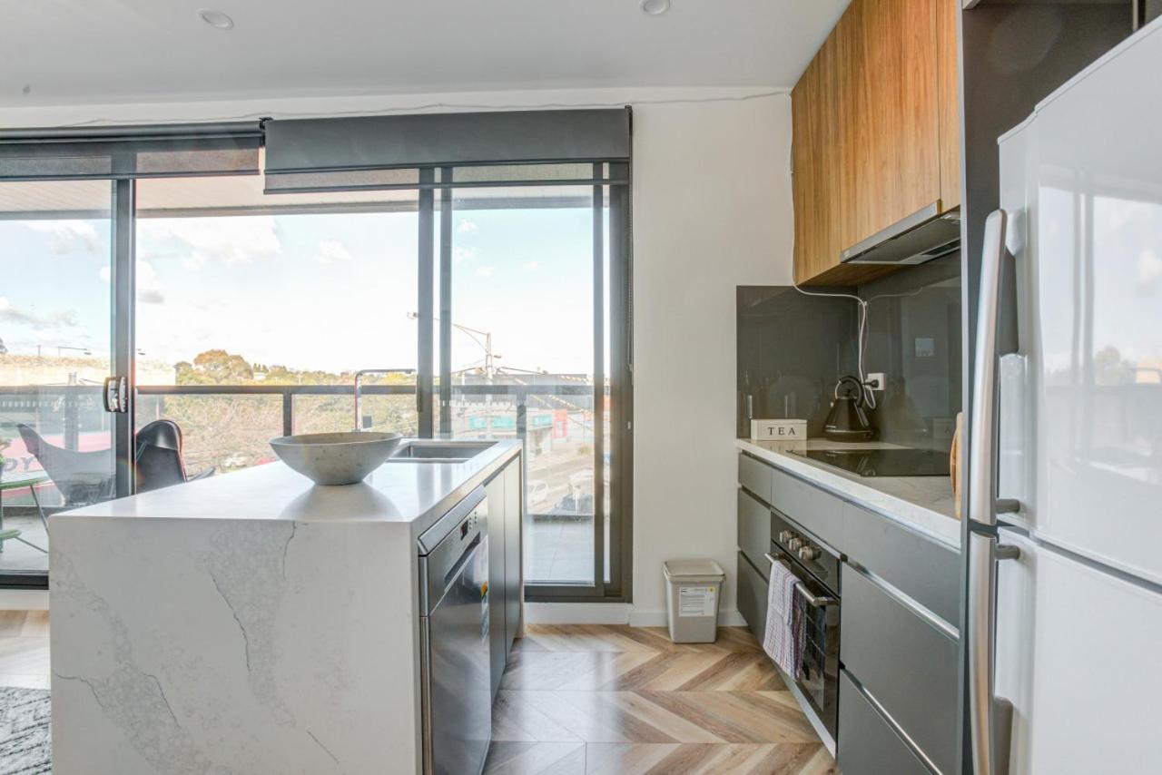 Contemporary Apt, cafes, wifi, tram, parking