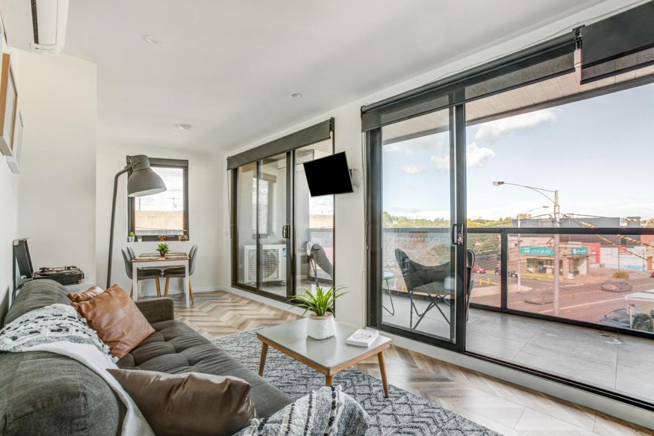 Contemporary Apt, cafes, wifi, tram, parking