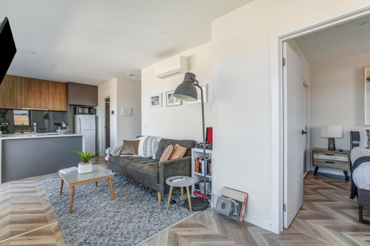 Contemporary Apt, cafes, wifi, tram, parking