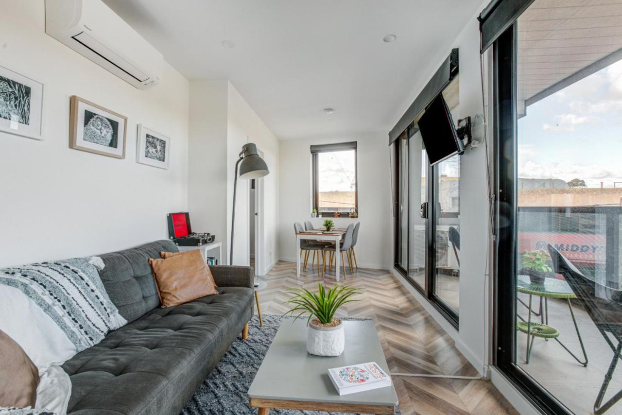Contemporary Apt, cafes, wifi, tram, parking