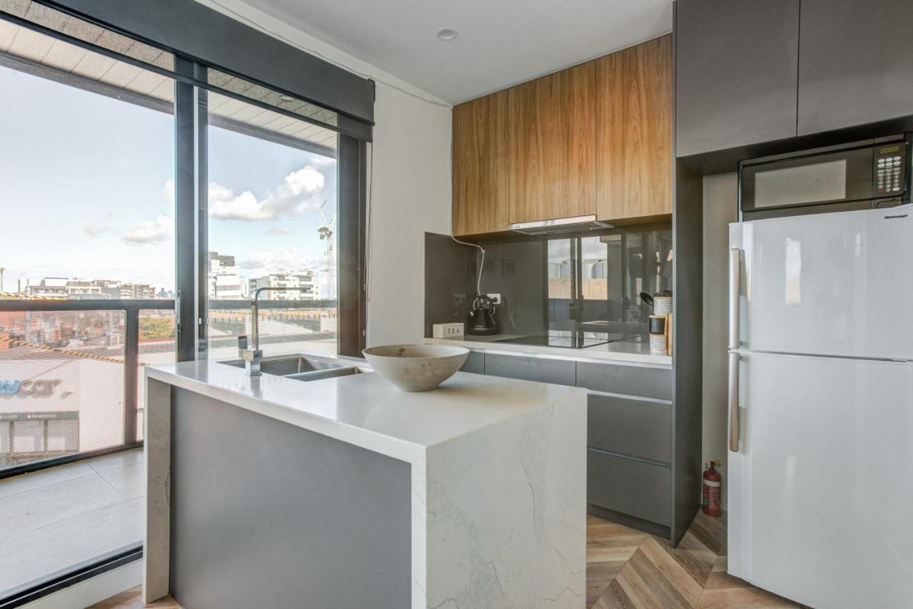 Contemporary Apt, cafes, wifi, tram, parking