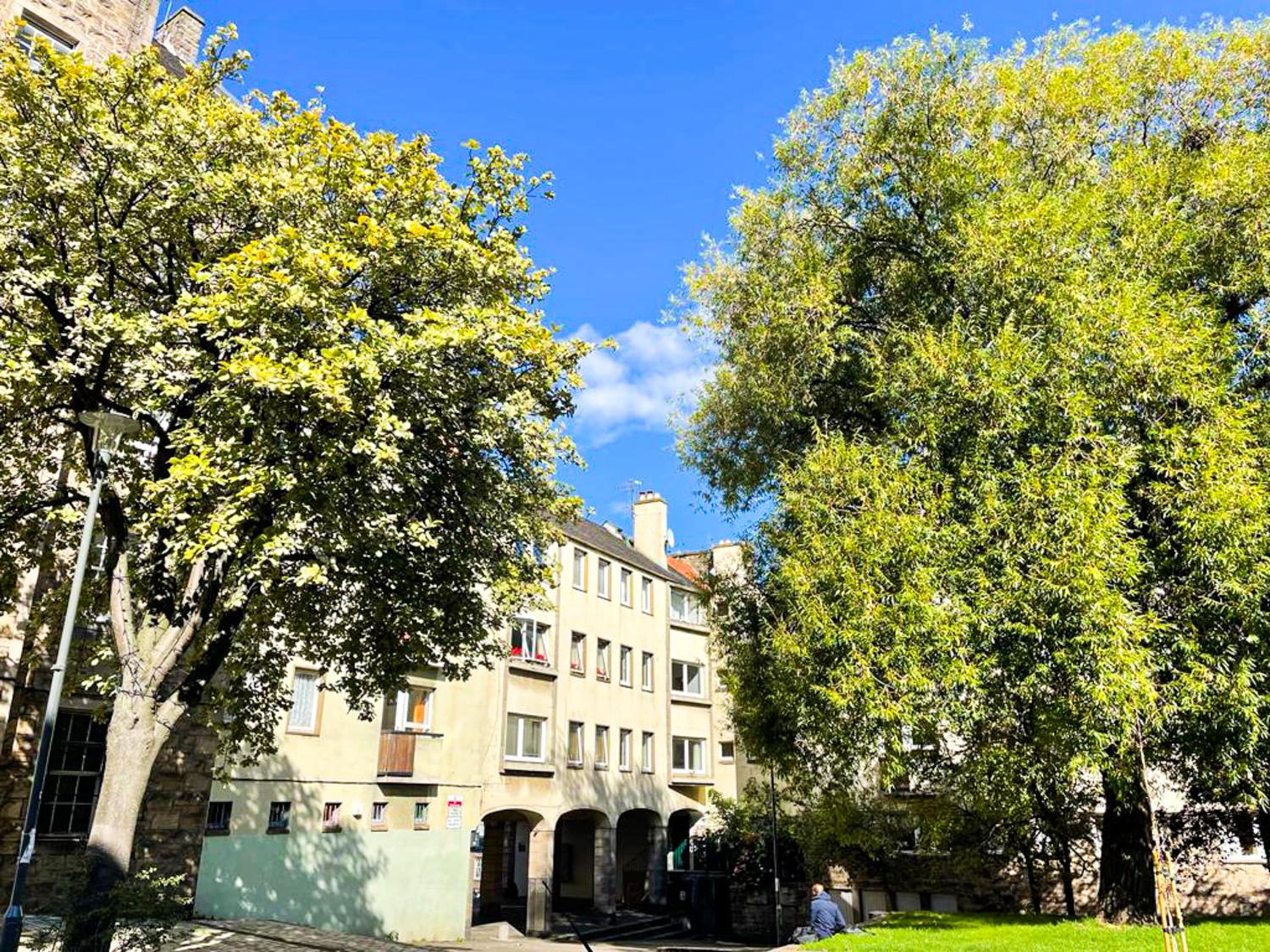 Charming Old Town 2 Bed Apt, 2mins from Royal Mile view 4