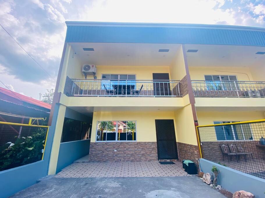 B1 - Spacious 3BR House with Netflix, Fiber Wifi, Parking, Balcony