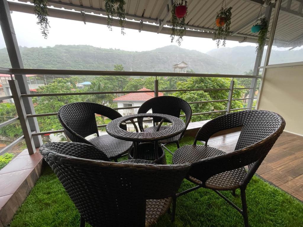 InFamous Cottage with Jacuzzi view 2