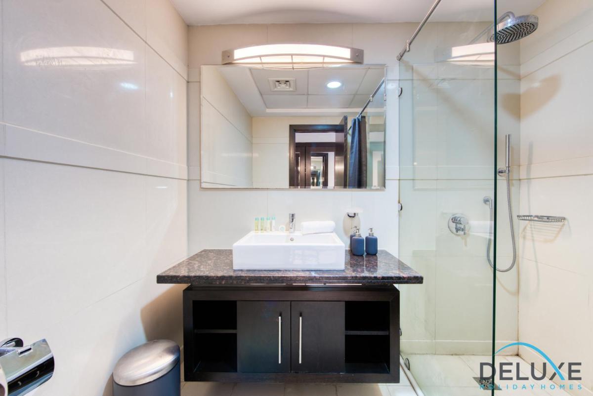 Elegant 2BR in Marina 23 at Dubai Marina by Deluxe Holiday Homes