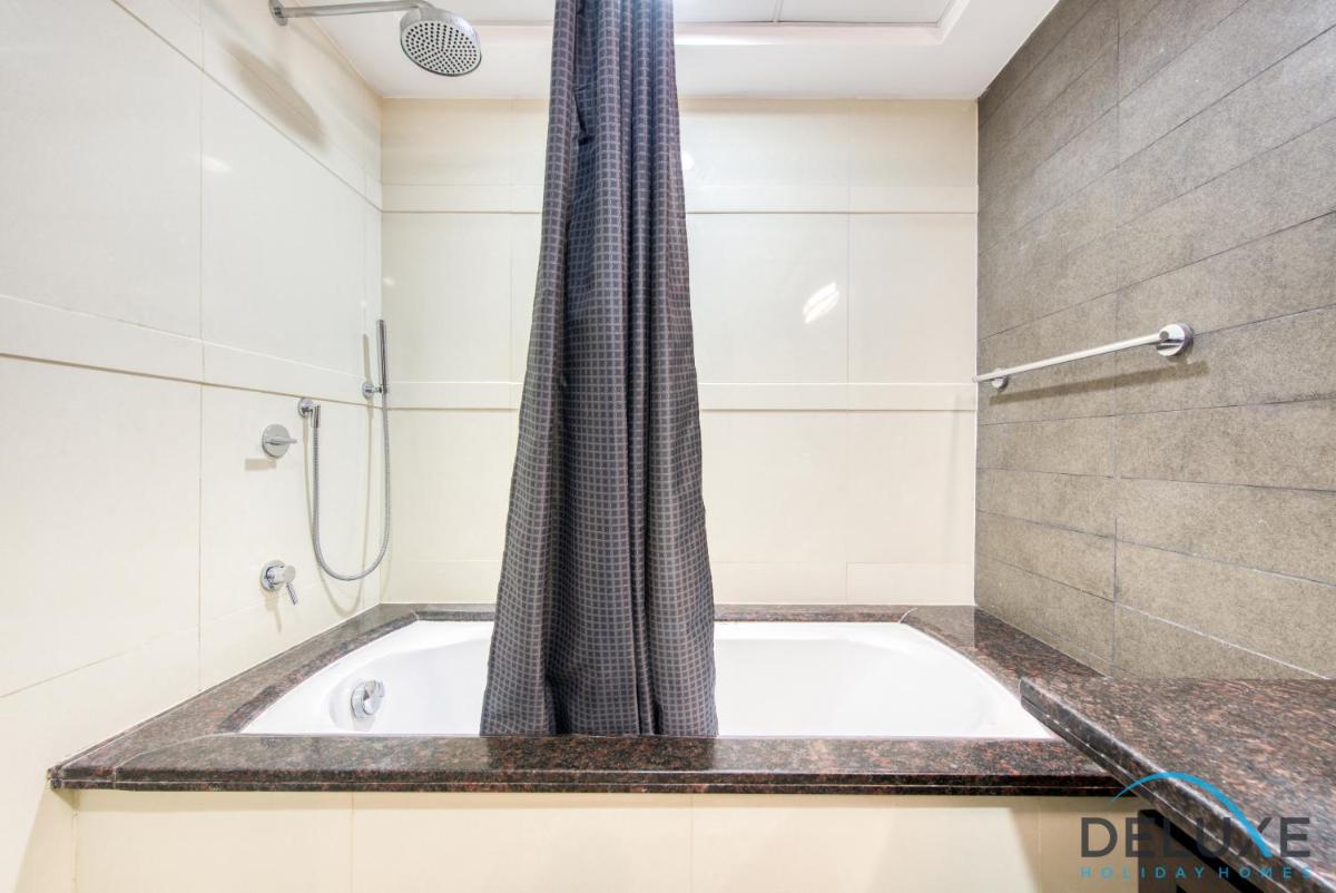 Elegant 2BR in Marina 23 at Dubai Marina by Deluxe Holiday Homes
